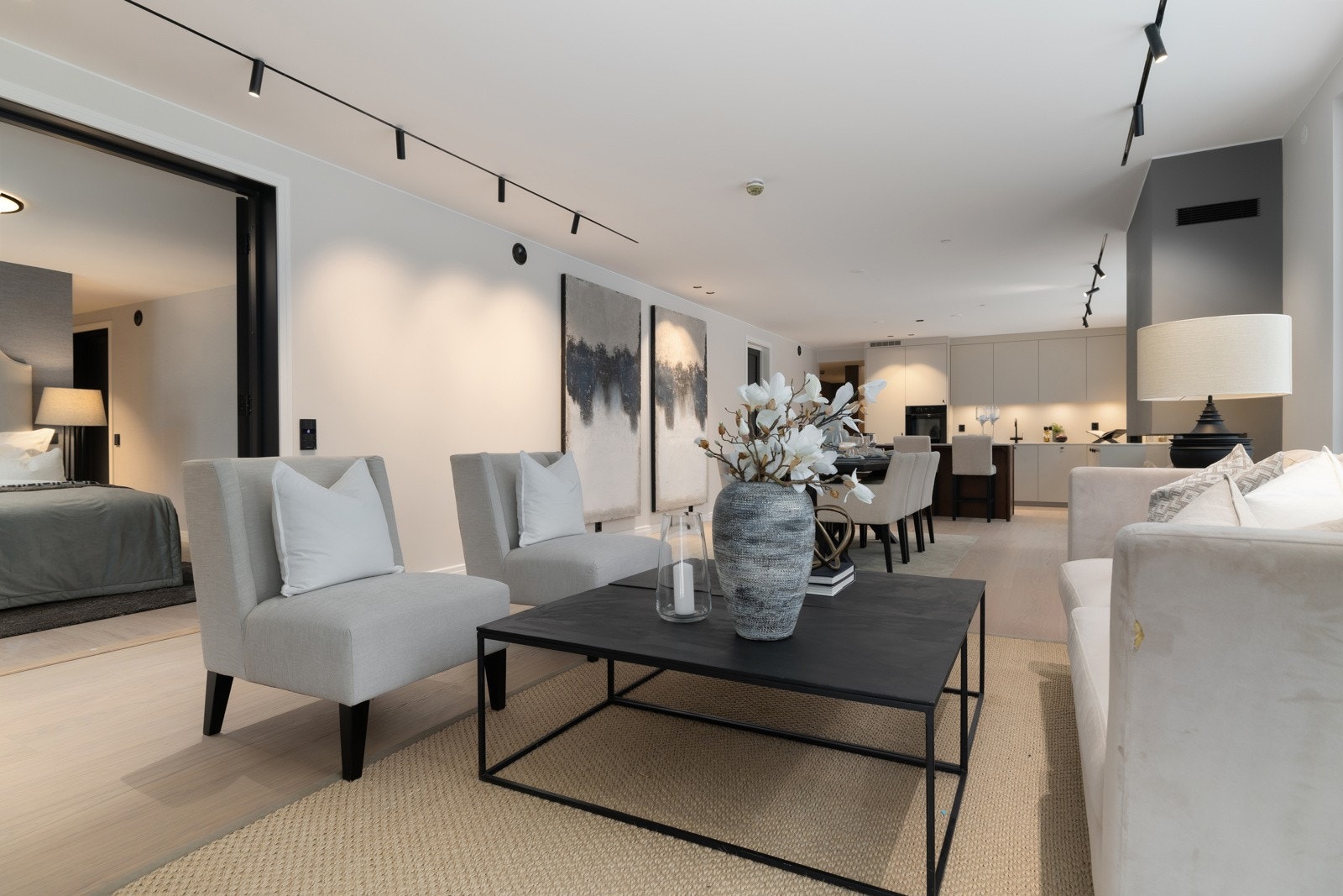 Leiligheten har to store soverom, hovedsoverom med stor walk-in løsning. Galleribilde