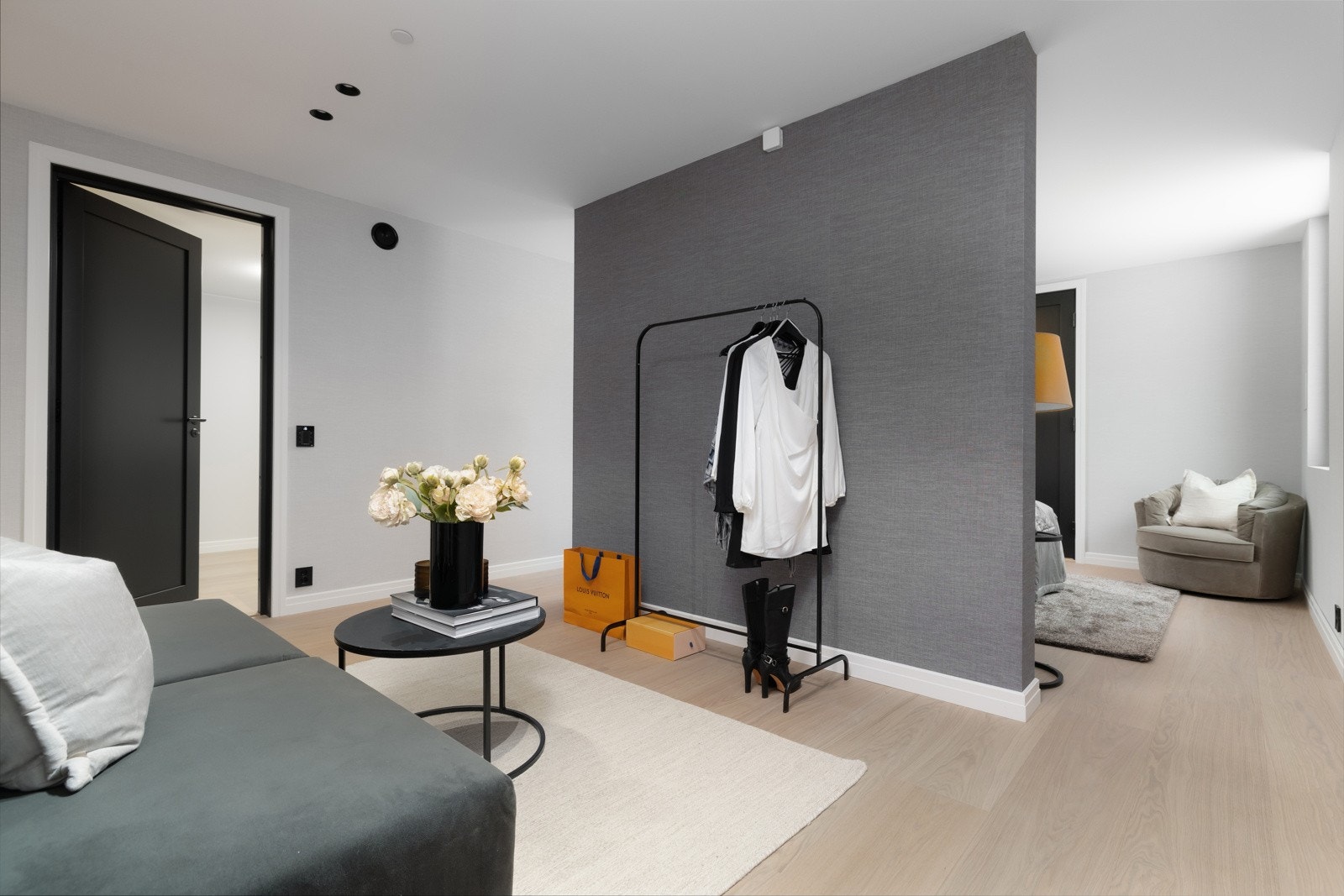 Walk-in garderobe med direkte adkomst til stort innredet rom/bod Galleribilde