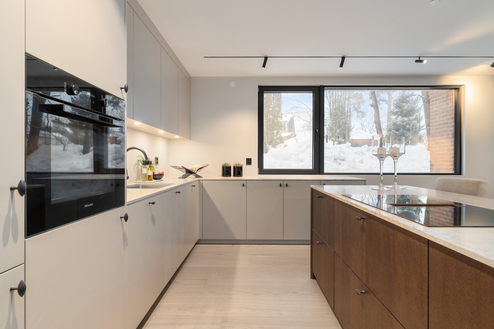 Kjøkkenet har integrerte kvalitets hvitevarer fra Miele. Galleribilde
