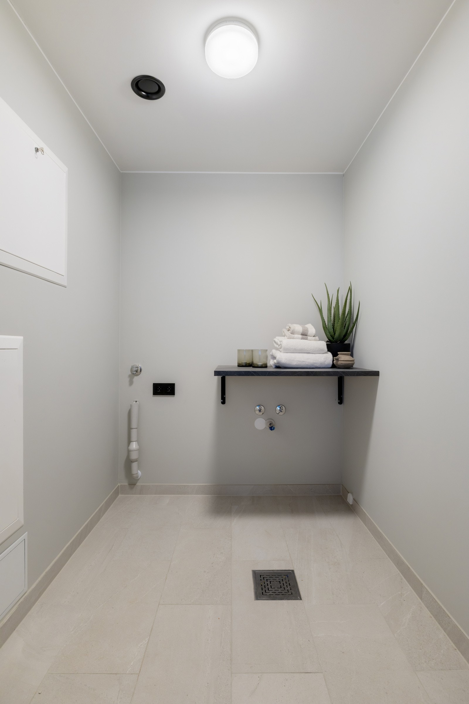 Praktisk vaskerom med opplegg for vaskemaskin og tørketrommel. Galleribilde