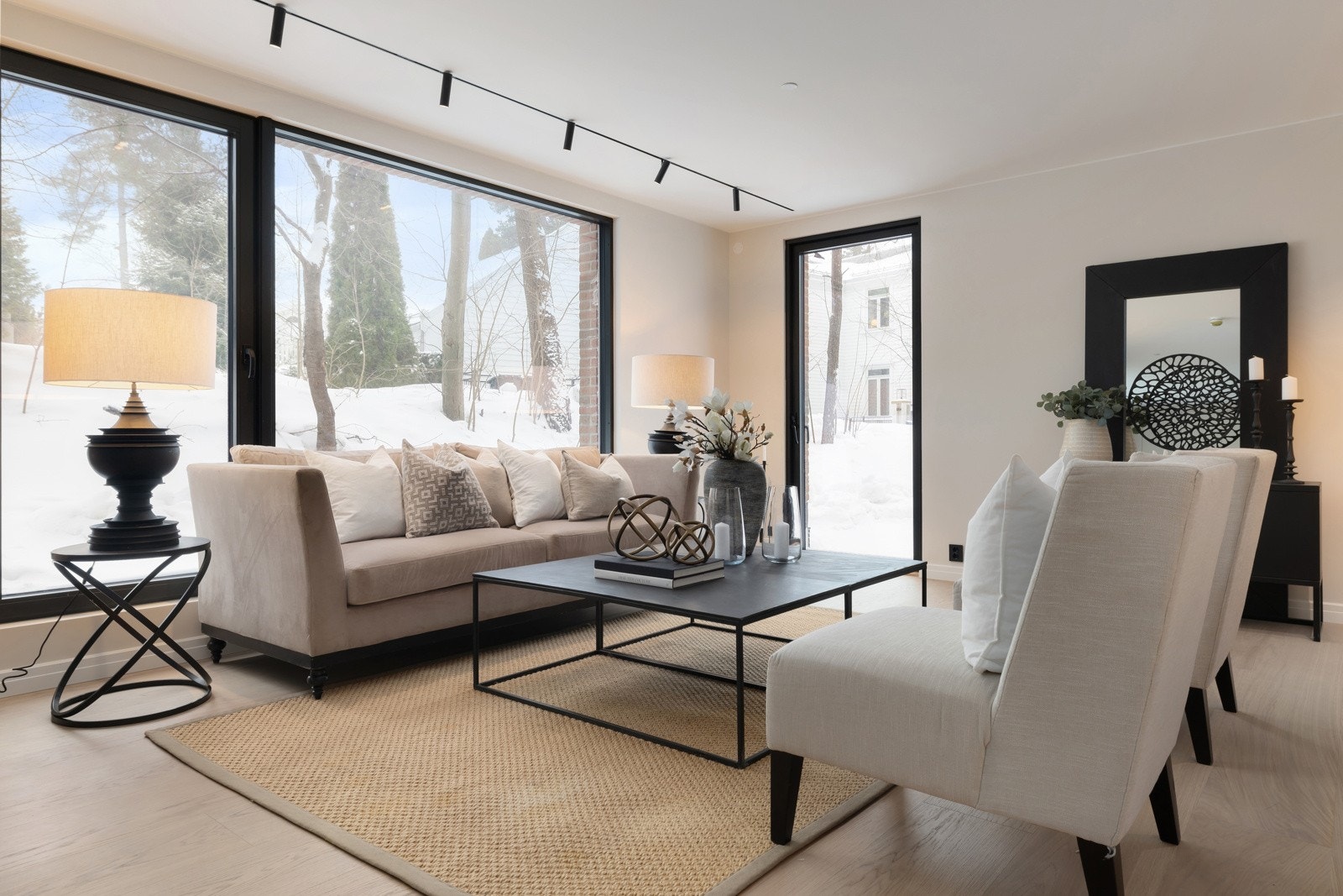 Utgang fra stue til stor privat terrasseplatting og videre adkomst til opparbeidet hage. Galleribilde