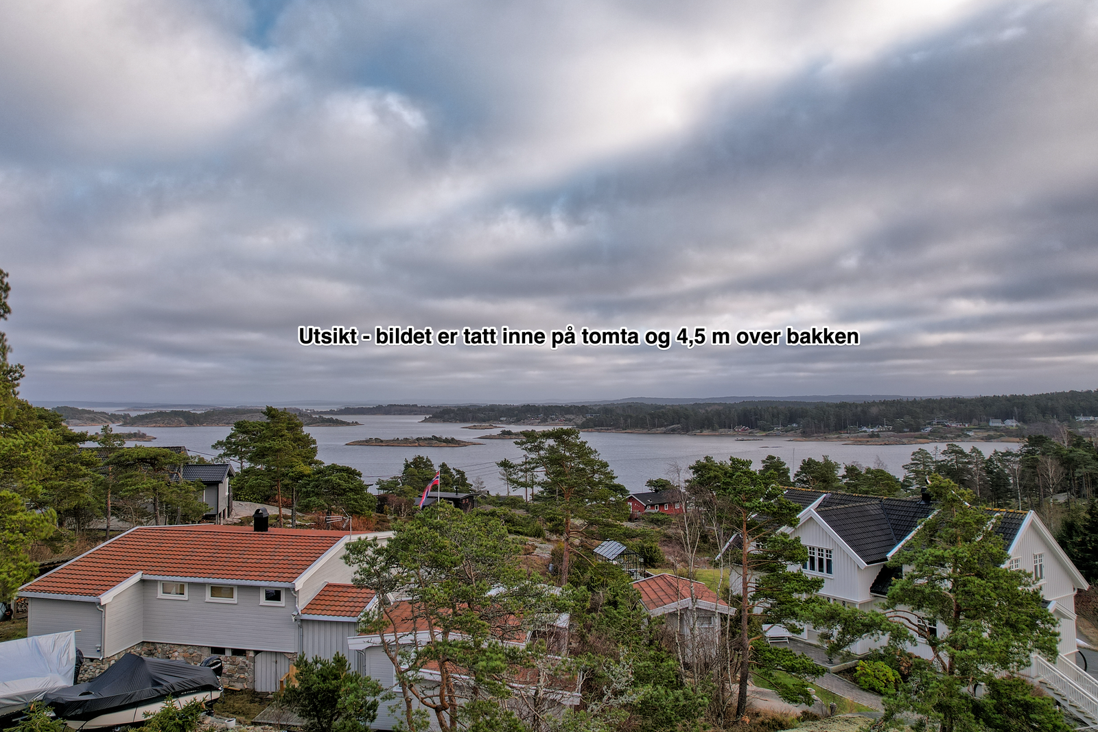 Bildet er tatt 4,5 m over bakken, inne på tomta, og viser noe av utsikten man kan få her. Galleribilde