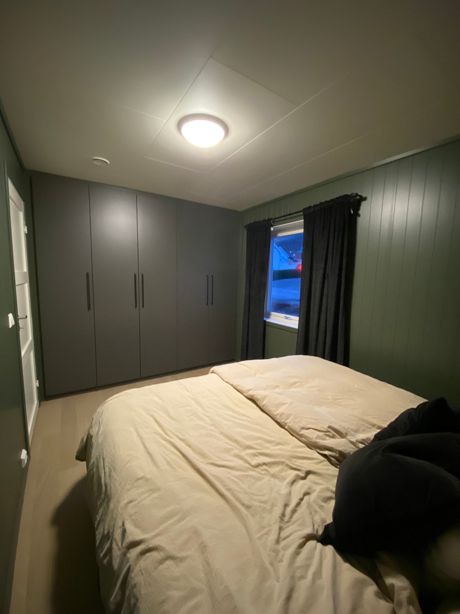 Hovedsoverom, stor PAX garderobe Galleribilde