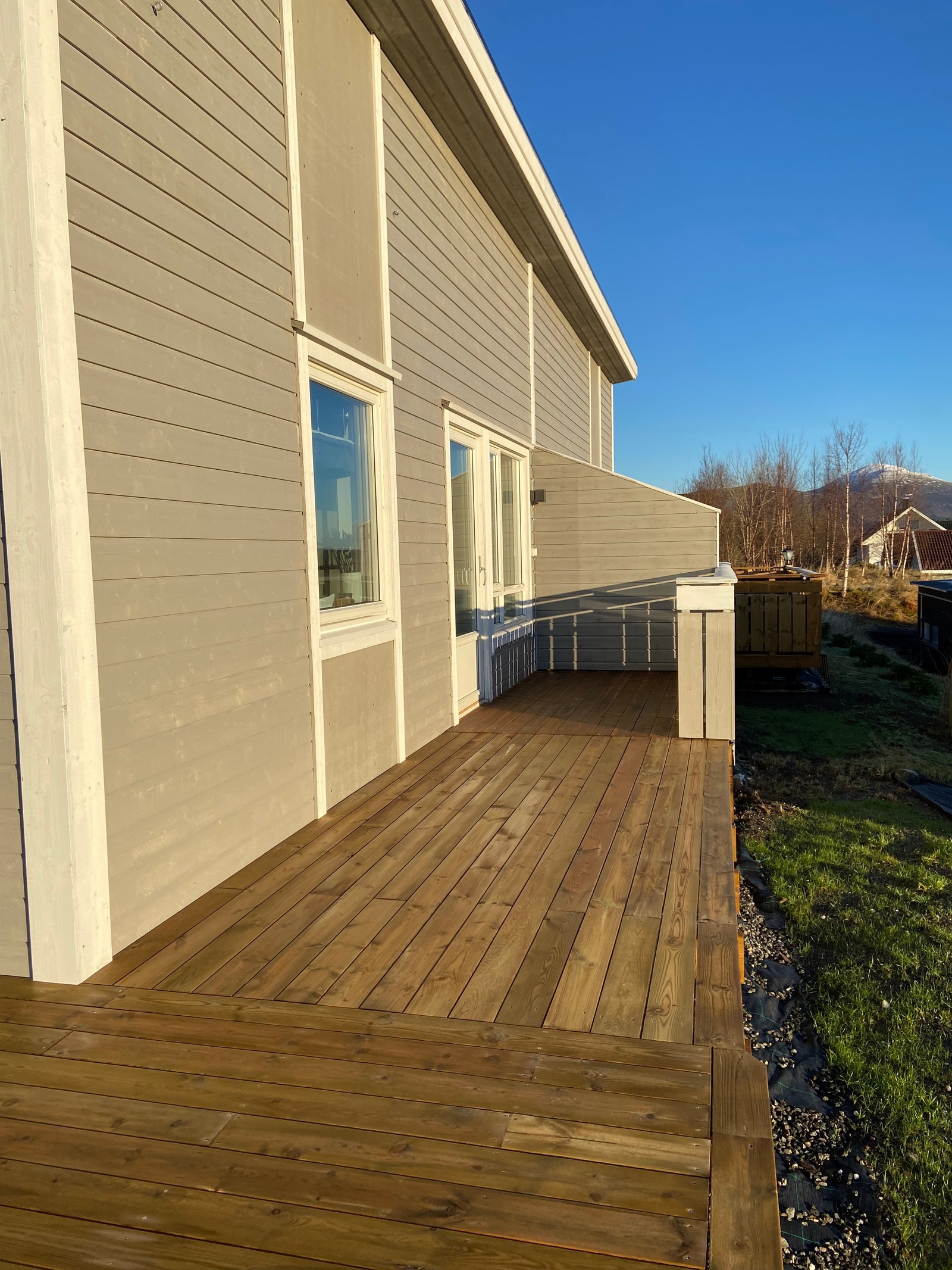Platt/terrasse forran kjøkken og stue Galleribilde