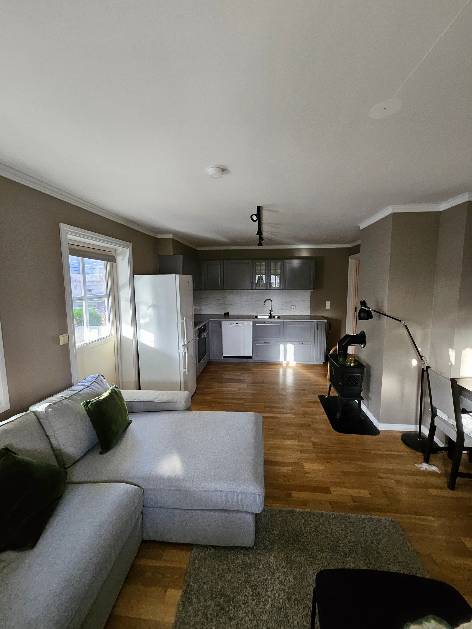 Stue av kjøkken fra stue vinkel Galleribilde