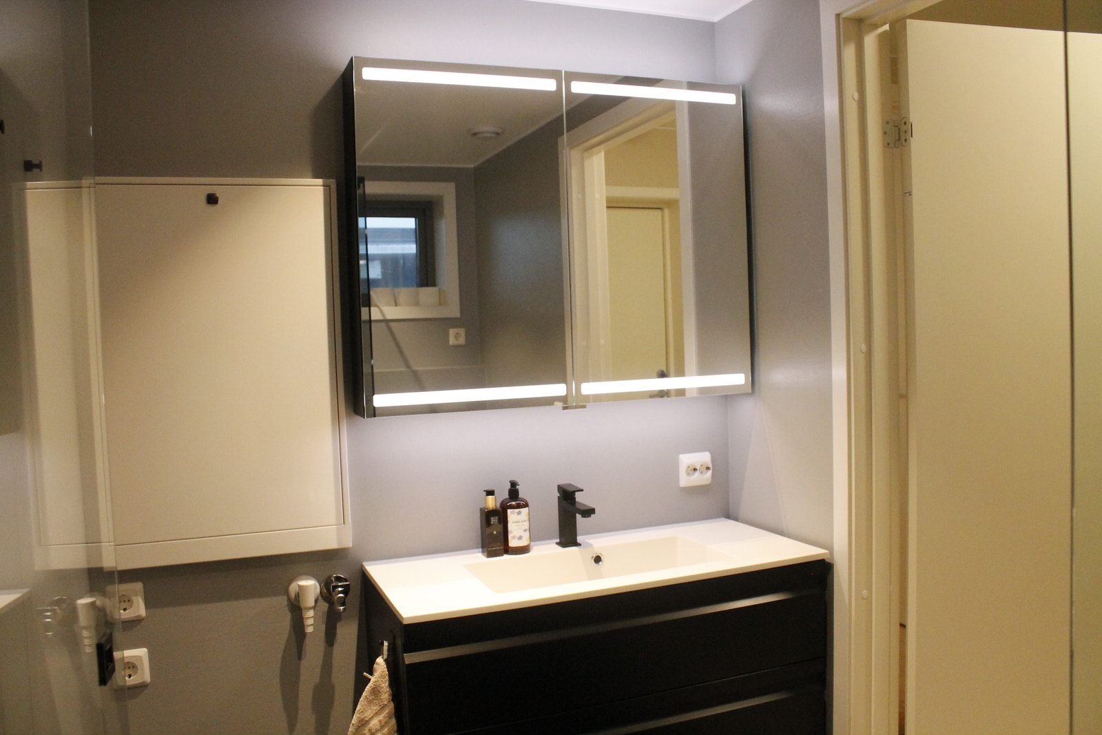 Bad med god plass til oppbevaring Galleribilde