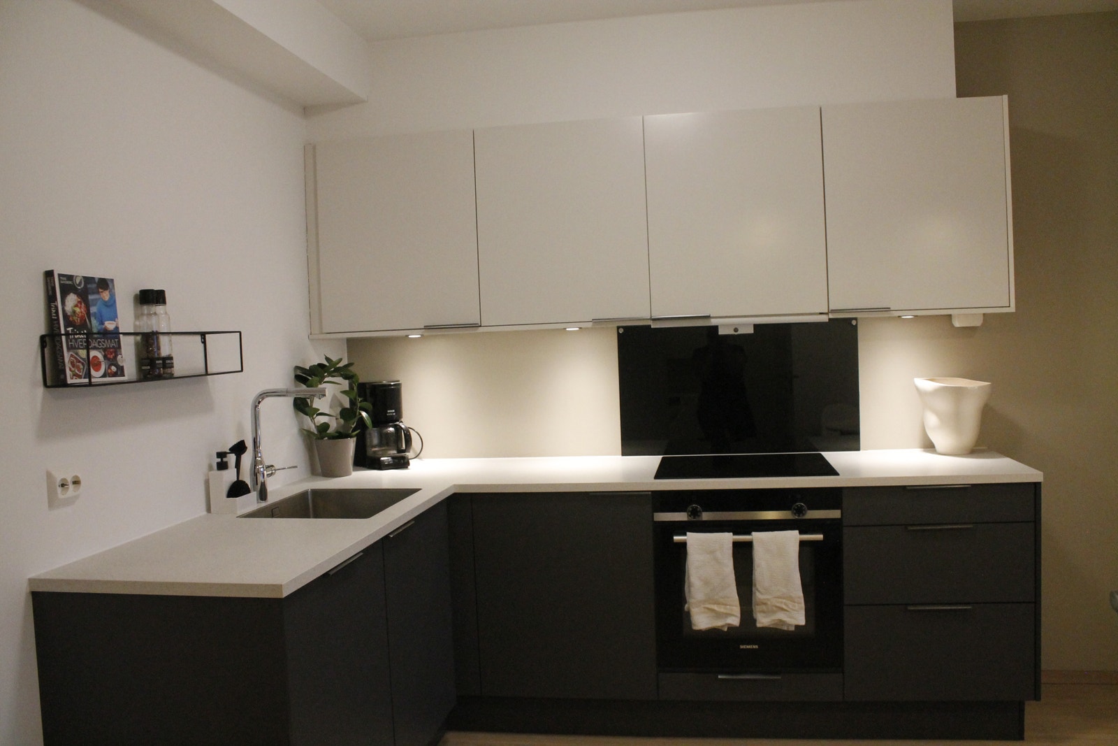 Kjøkken - kjøleskap kommer Galleribilde