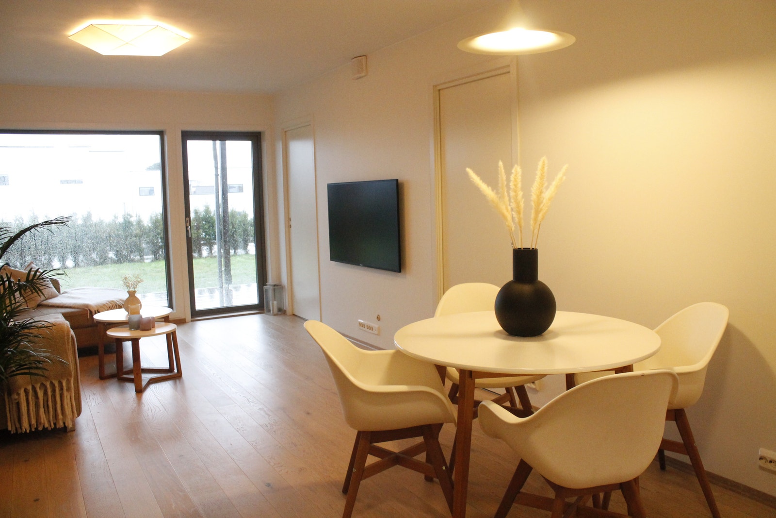 Tv-benk kommer Galleribilde