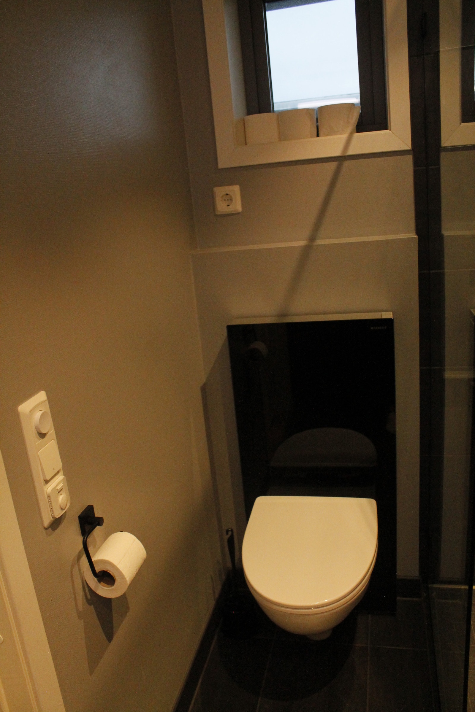 Vegghengt toalett Galleribilde