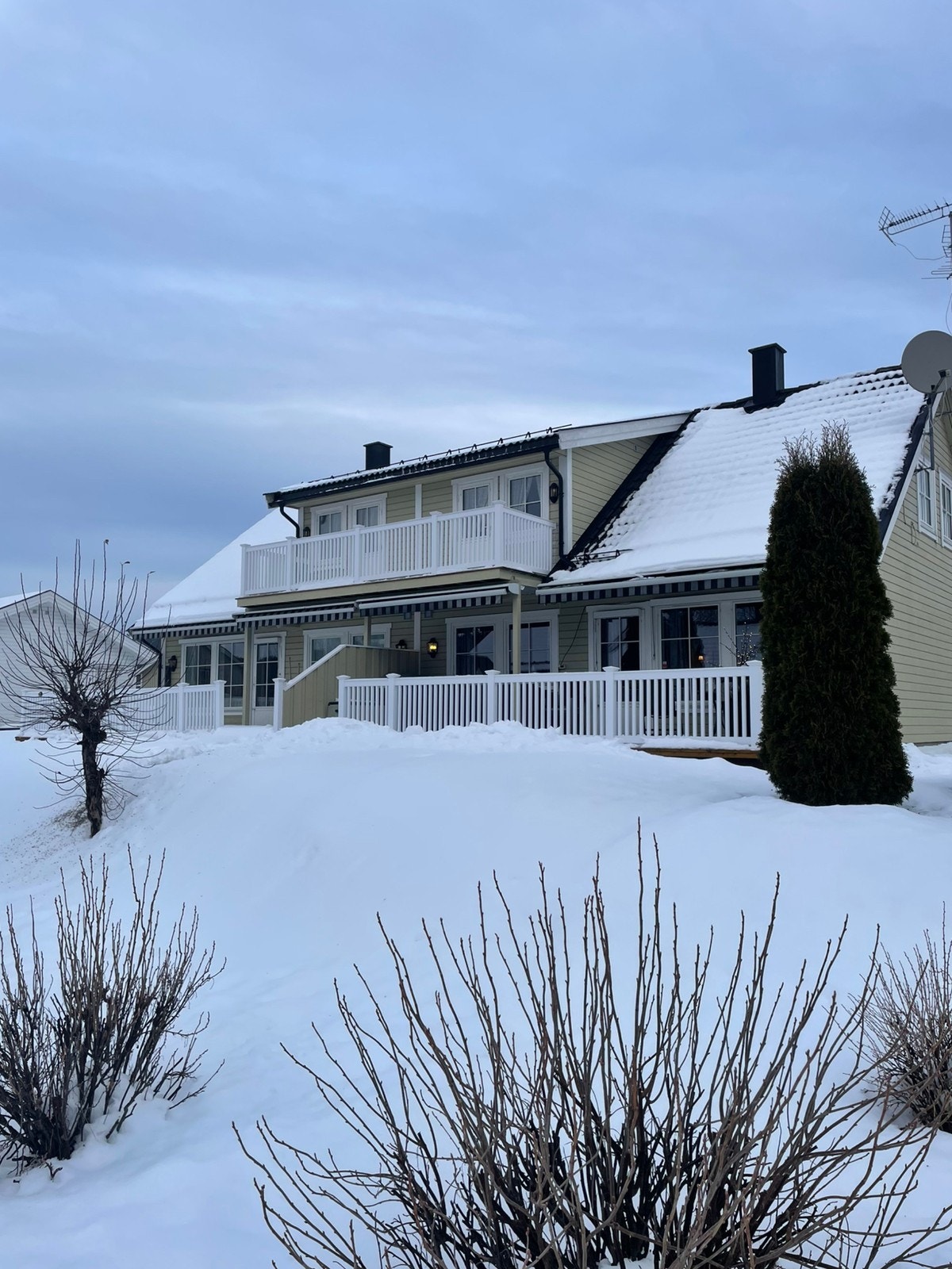 Sydsiden med terrasse på bakkeplan og balkong i 2. etasje Galleribilde
