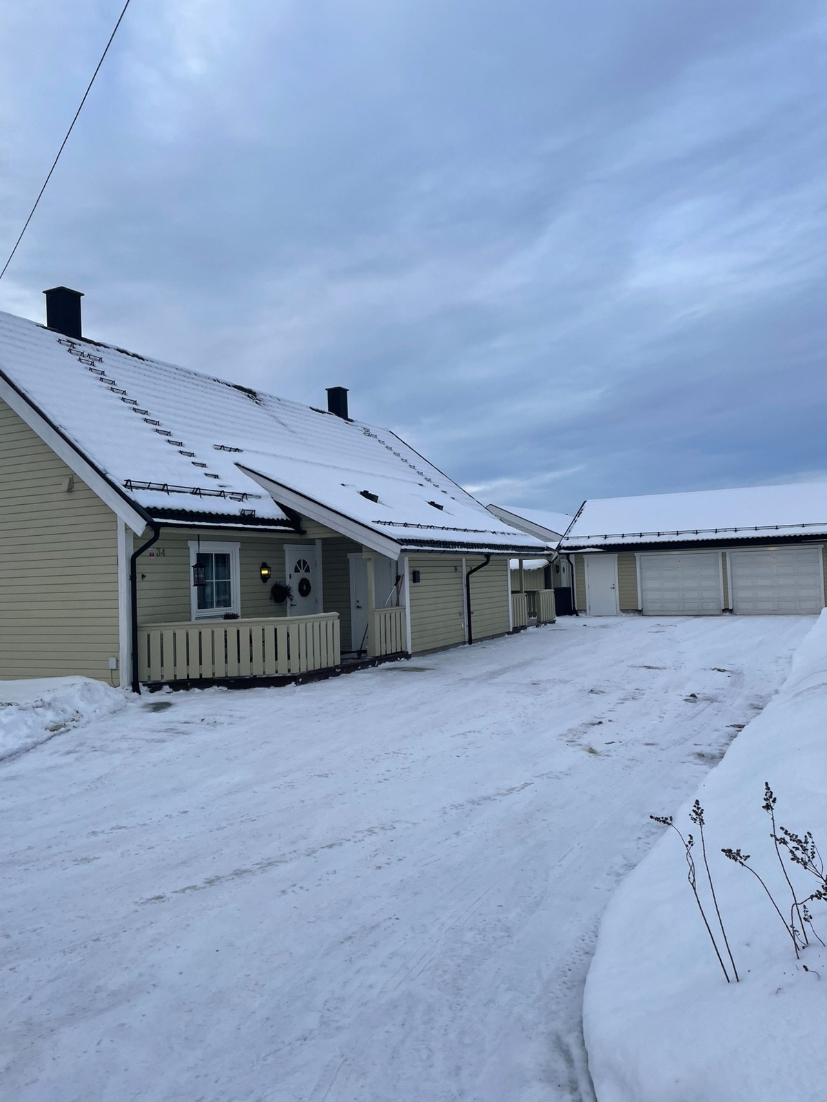 Gårdsplass med garasje og bod Galleribilde