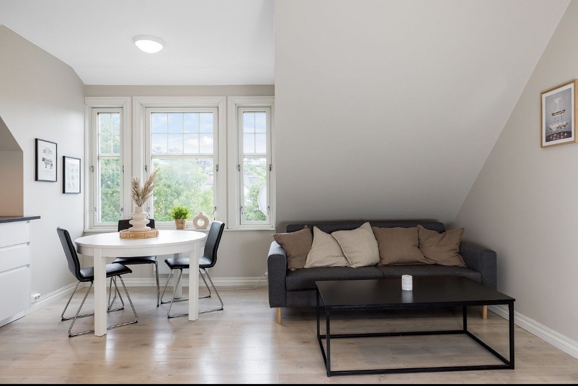 Fint lys stue med kjøkken Galleribilde