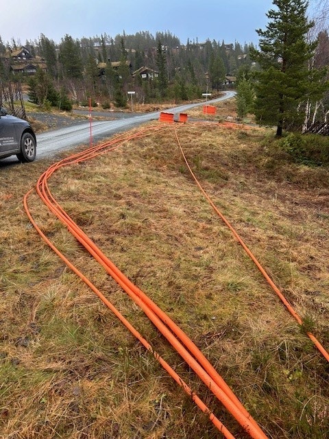 Fiber til Sportslia. I fbm. den siste utbyggingen av Sportslia legges nå fiber frem til alle 11 tomtene i Sportslia Galleribilde