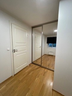 "Barnerom" med garderobe. Speildører Galleribilde