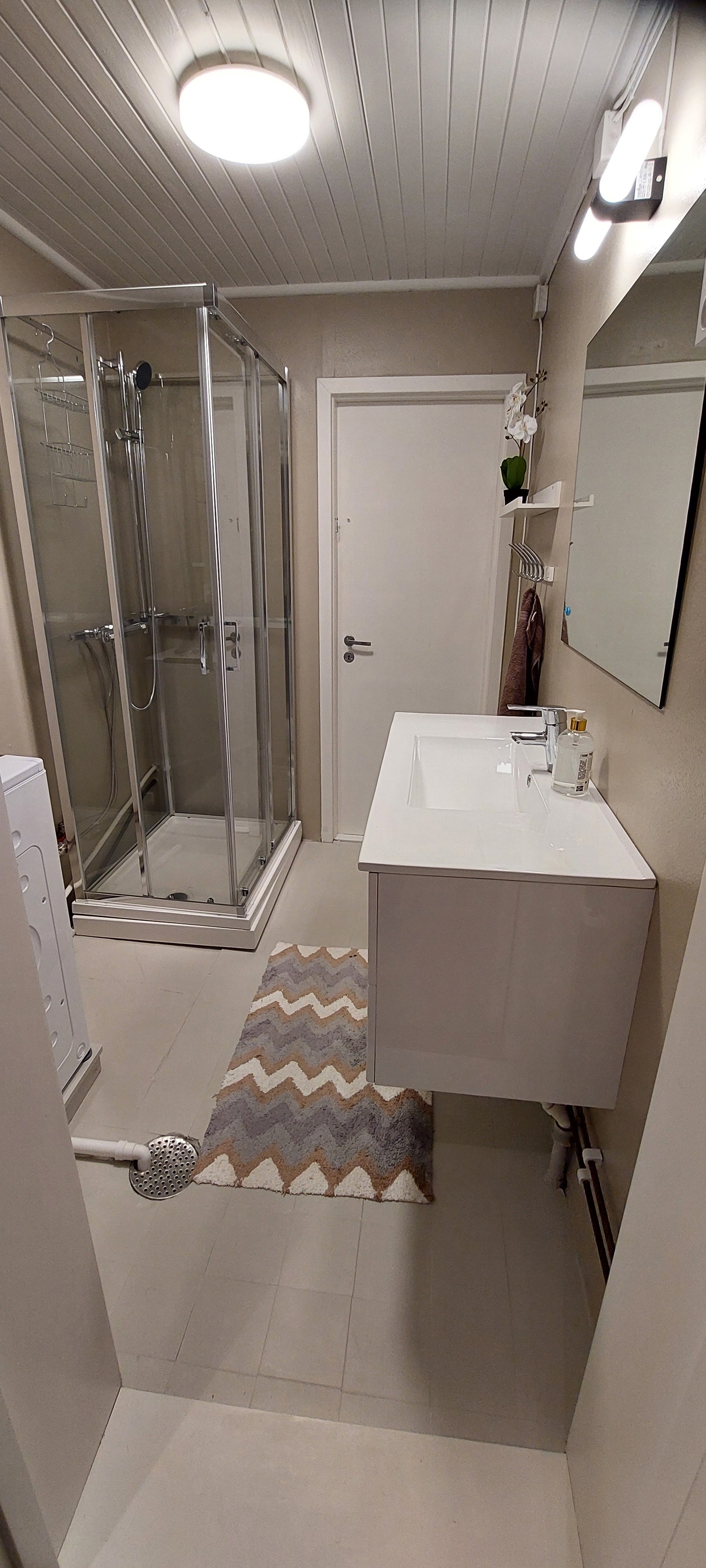 Eldre bad med nye møbler/utstyr Galleribilde