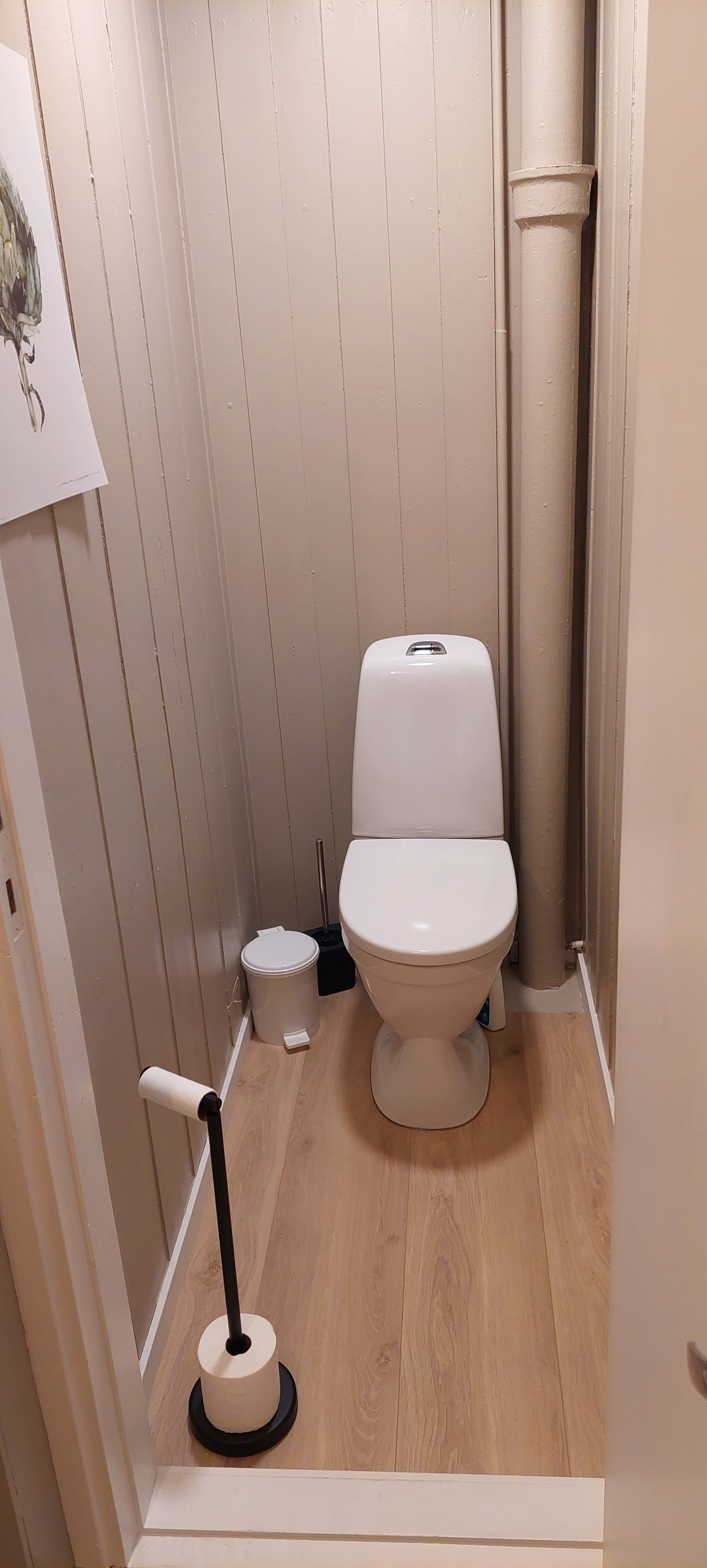 Eget toalettrom, nymalt og nytt gulv, nytt klosett Galleribilde