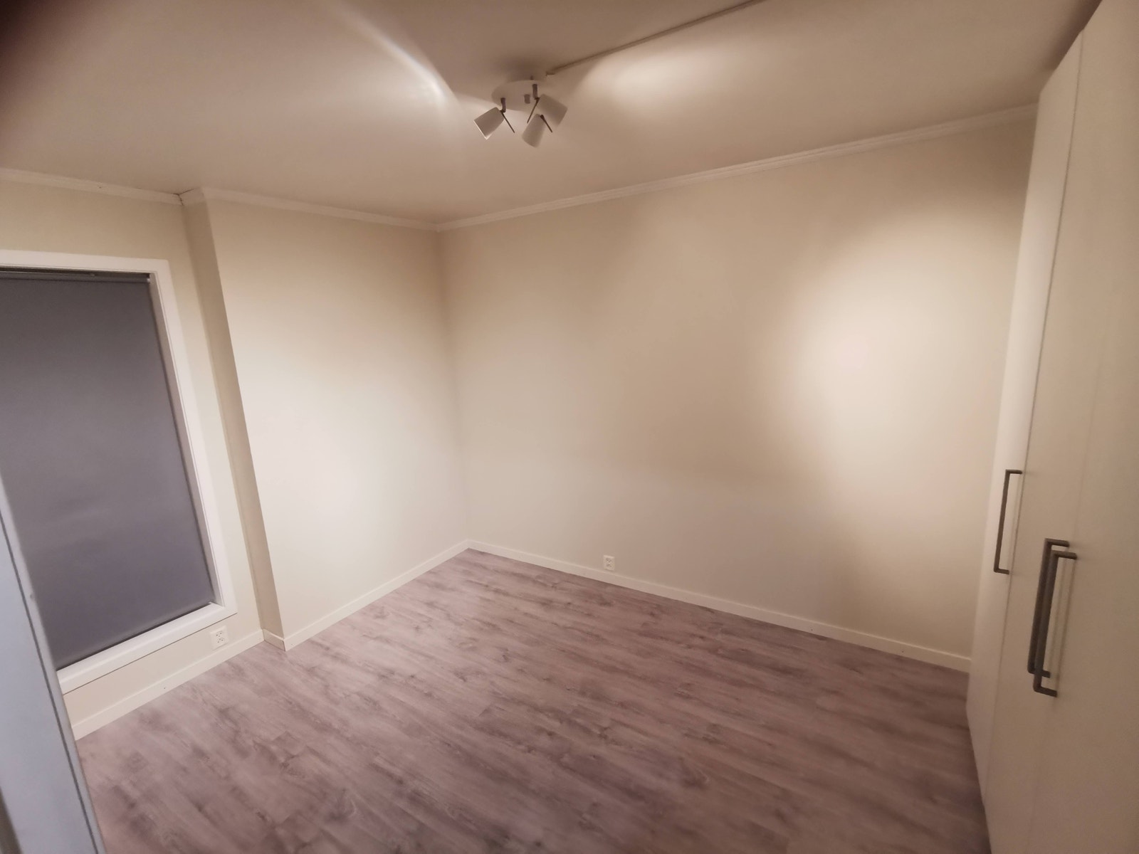 Soverom med to romslige skap Galleribilde