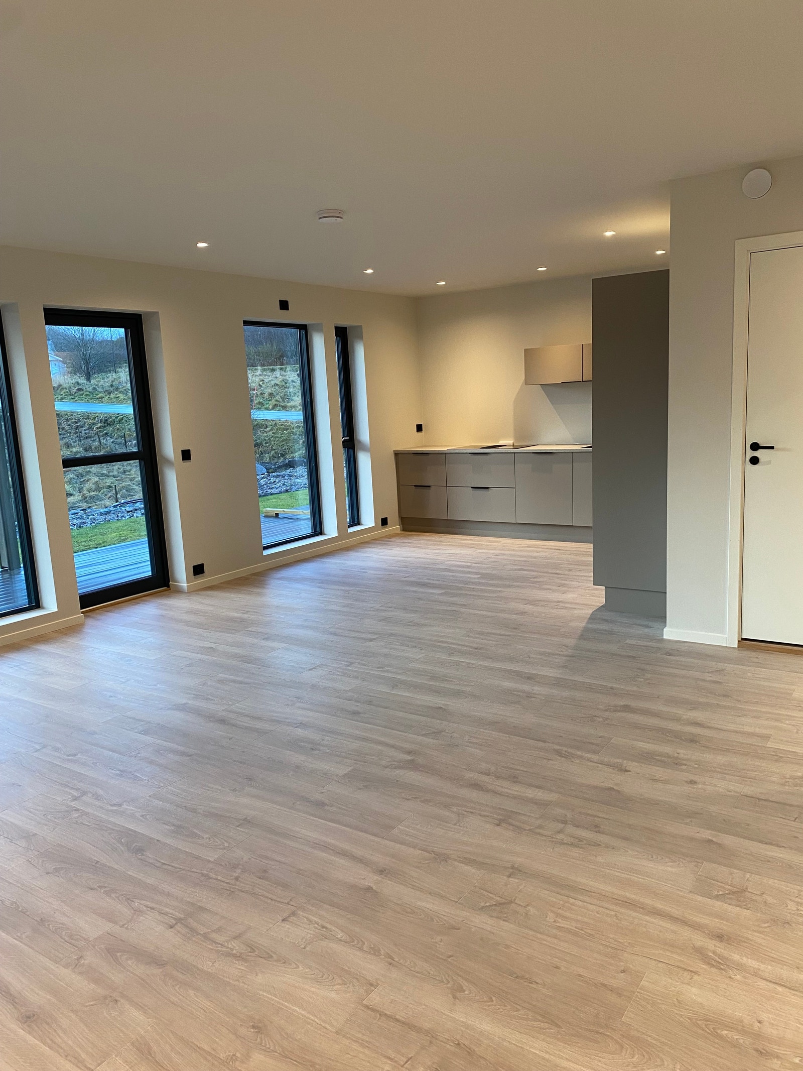 Åpen løsning kjøkken/ stue. God plass til spisebord Galleribilde