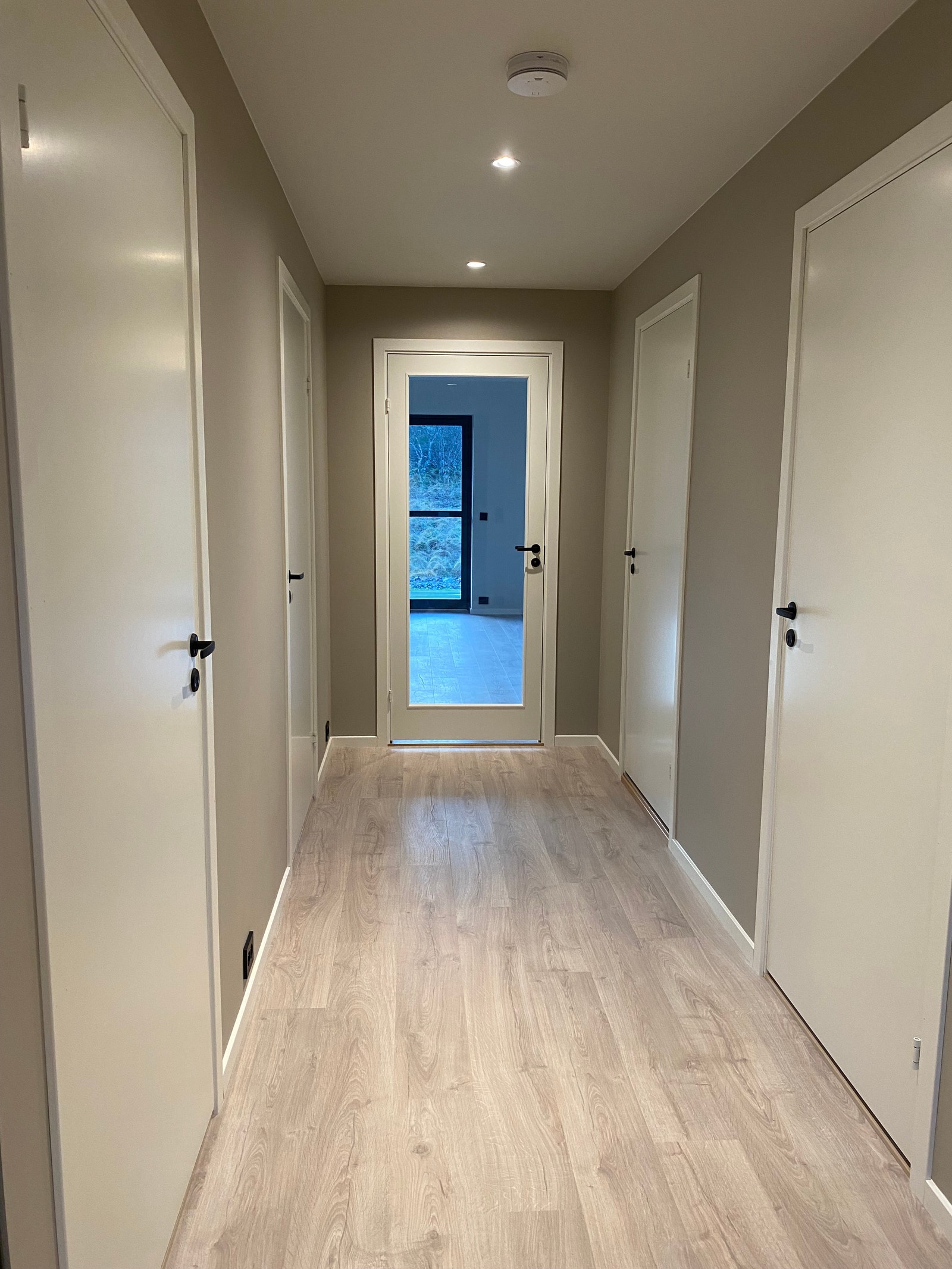 Romslig, lys gang ( en leilighet har skyvedør til stuen) Galleribilde