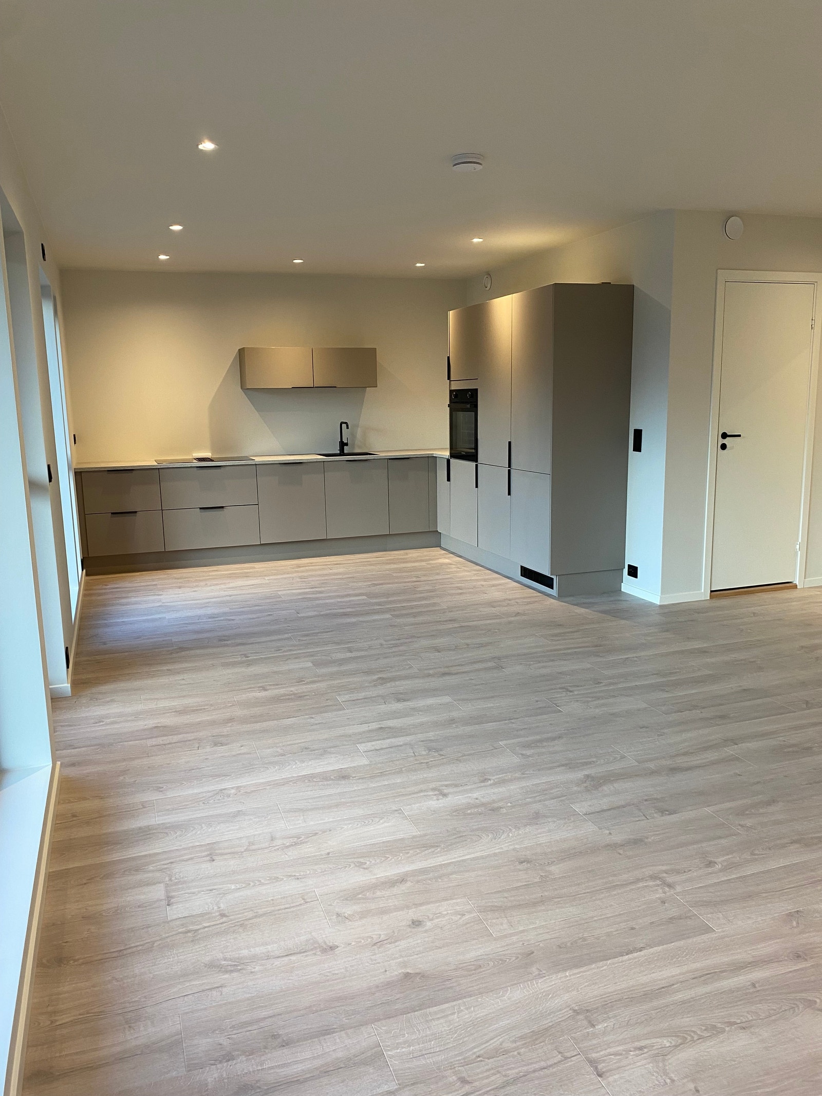 Kjøkken fra Aubo, i den populære fargen Warn Grey Galleribilde