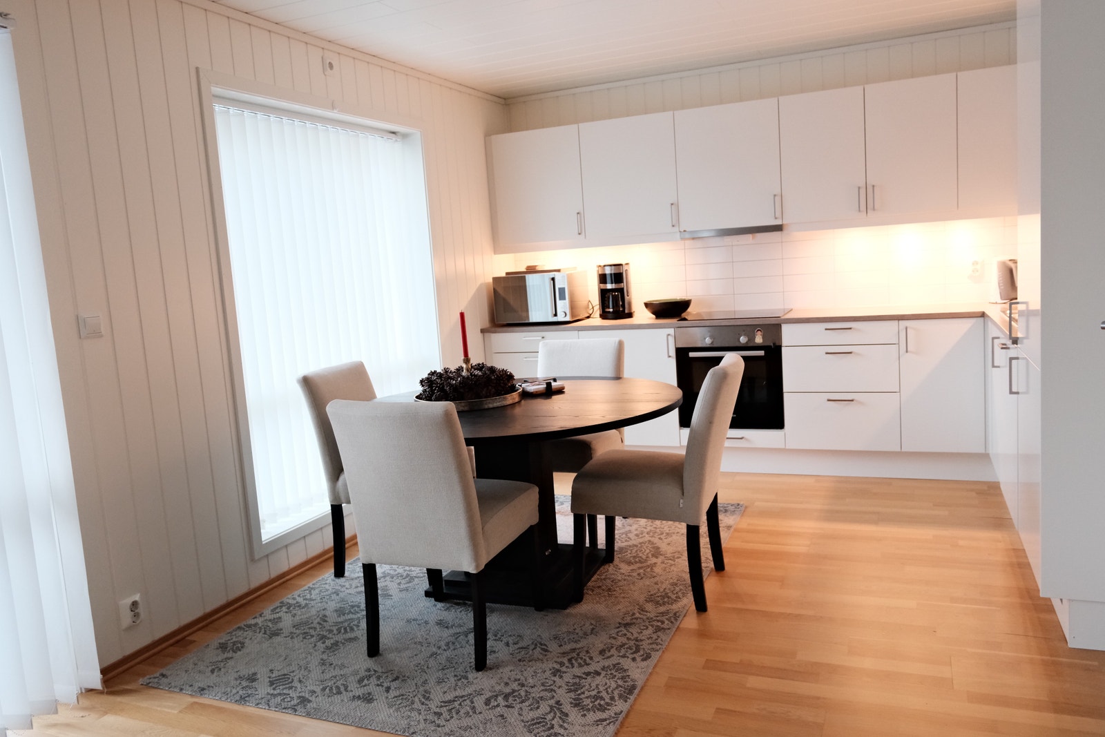 Kjøkken og middagsbord Galleribilde