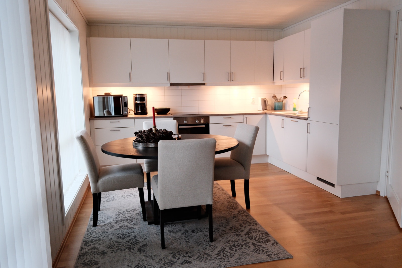 Kjøkken og middagsbord Galleribilde