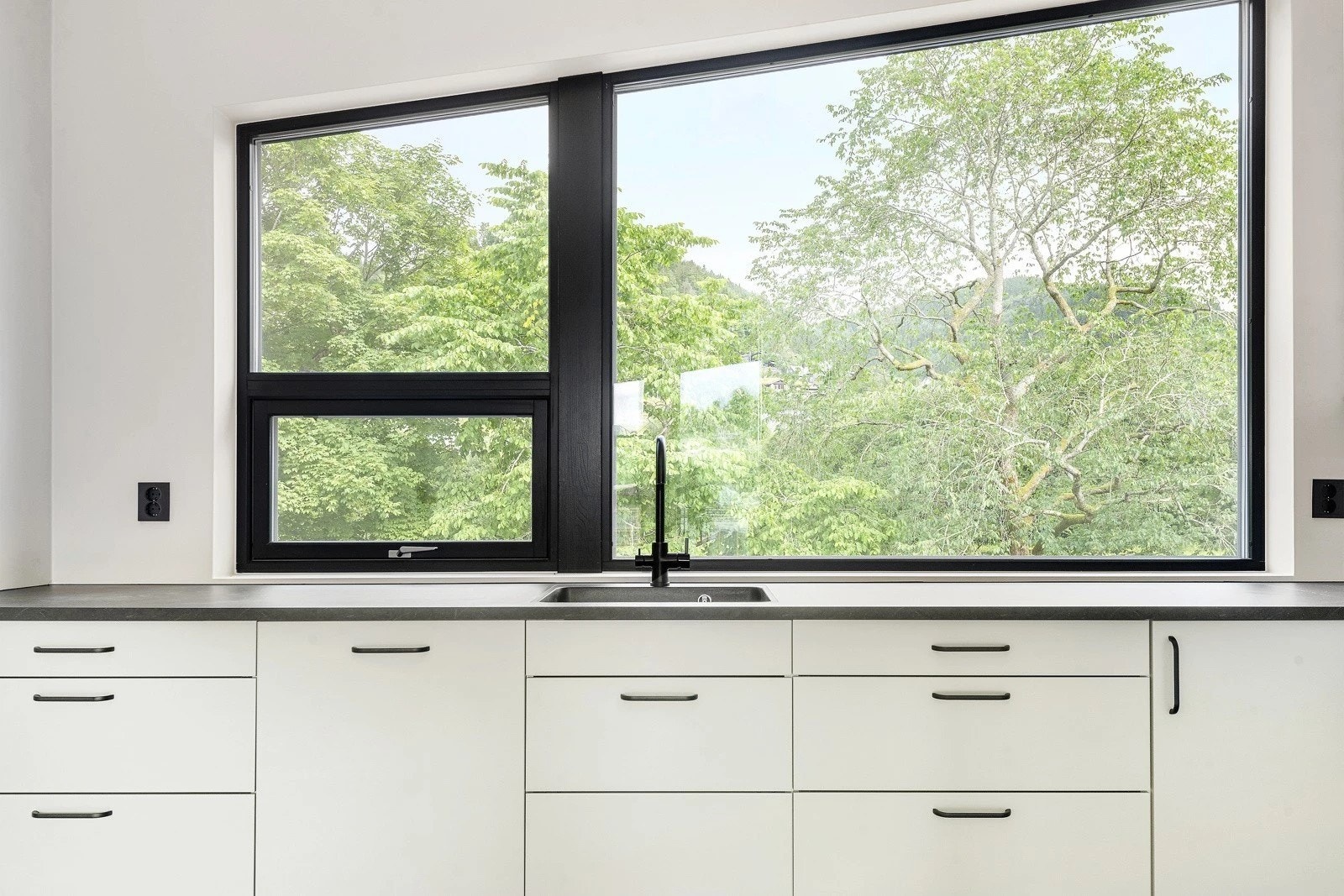 Kjøkkenet er kvalitetsmerket Aubo med laminert benk og integrerte kvitevarer Galleribilde