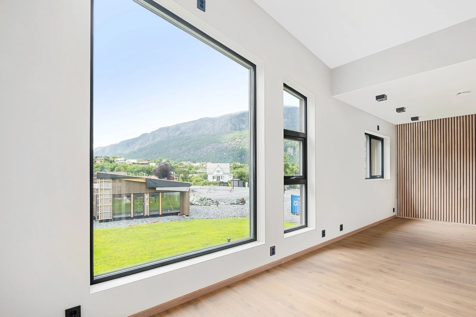 Store vindauge og delvis mønt himling byr på god romfølelse Galleribilde