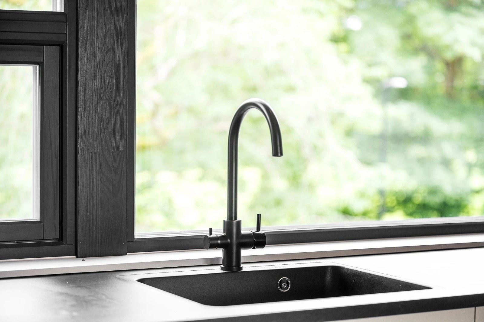 Nedfelt vask med svarte detaljar Galleribilde