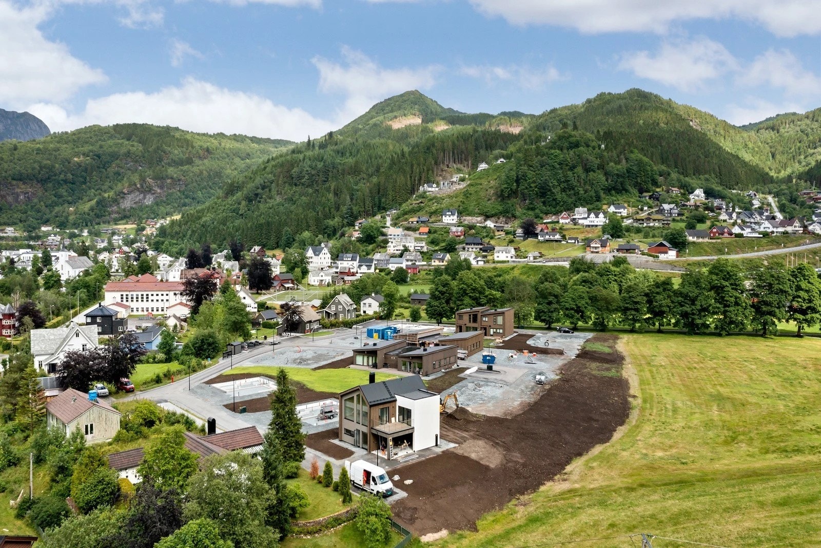 7 av bustadane er seld og ferdigstilt og grunnarbeid er tilnærma ferdig på santlege. Ein kan forvente relativt kort byggjetid! Galleribilde