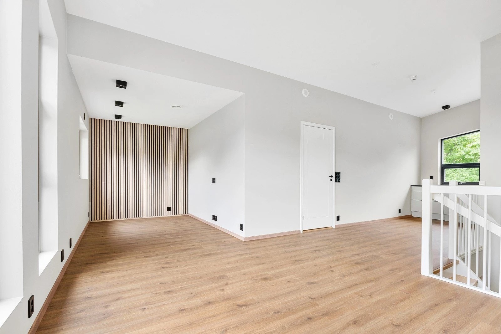 Her er det god plass til møblering av fleire sitjegrupper. Det er varmekablar i alle rom med unntak av bod og vedomn blir montert Galleribilde