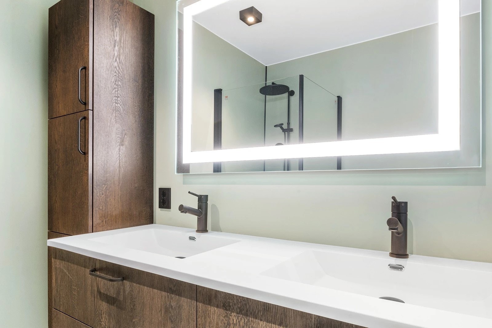 Stor servantinnreiing med dobbelvask, underskåp, sideskåp og spegel med integrert lys Galleribilde