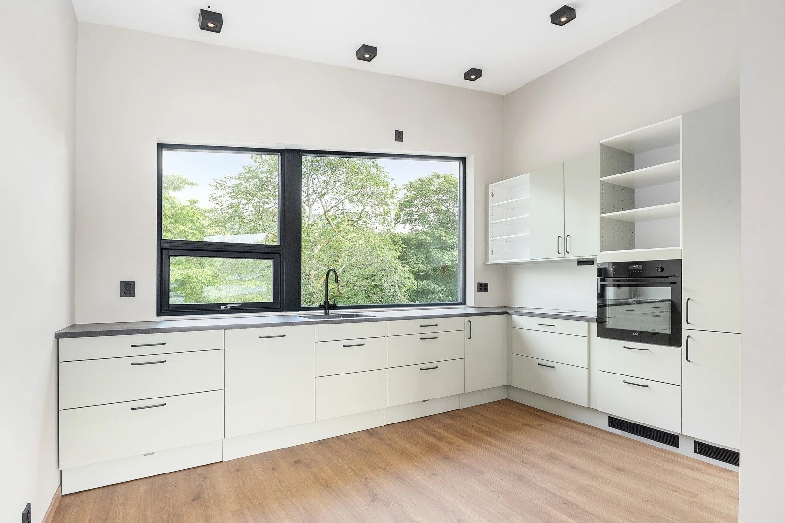 Kjøkkenet er godt belyst med spottar i himling, og stort vindauge gjev godt med naturleg dagslys Galleribilde