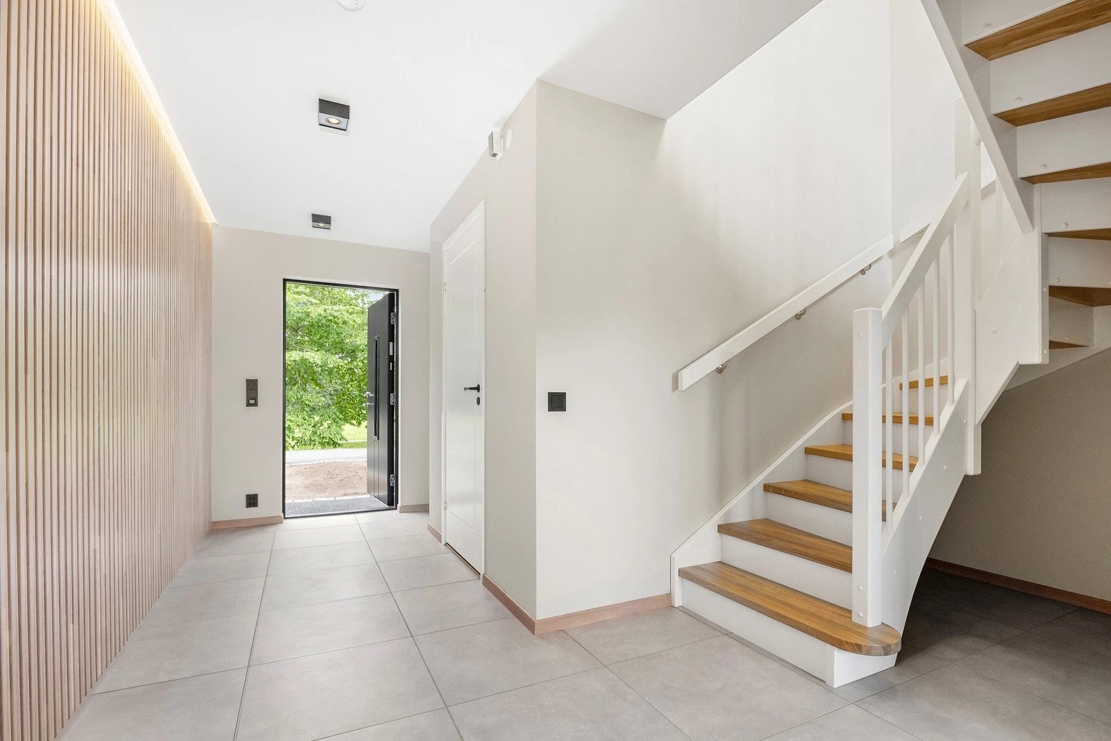 Lekker romsleg hall med flislagt golv med varmekablar Galleribilde