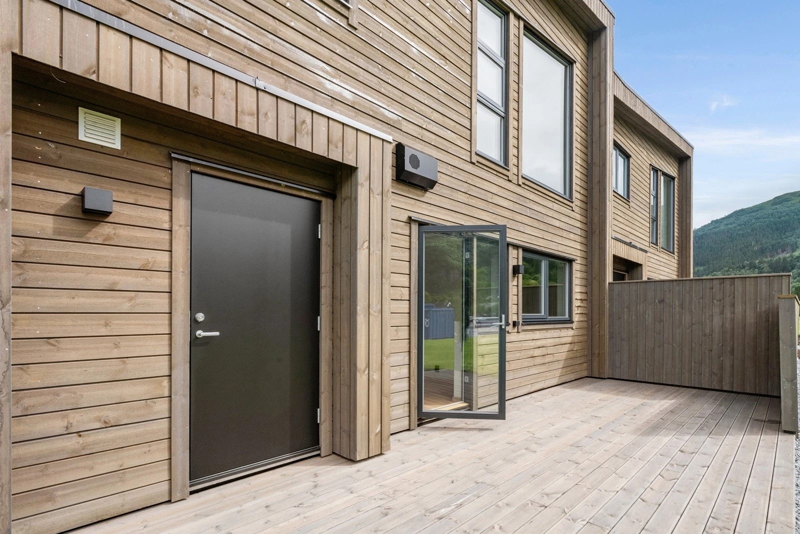 Frå det eine soverommet er det tilkomst til stor vestvendt treplatting Galleribilde