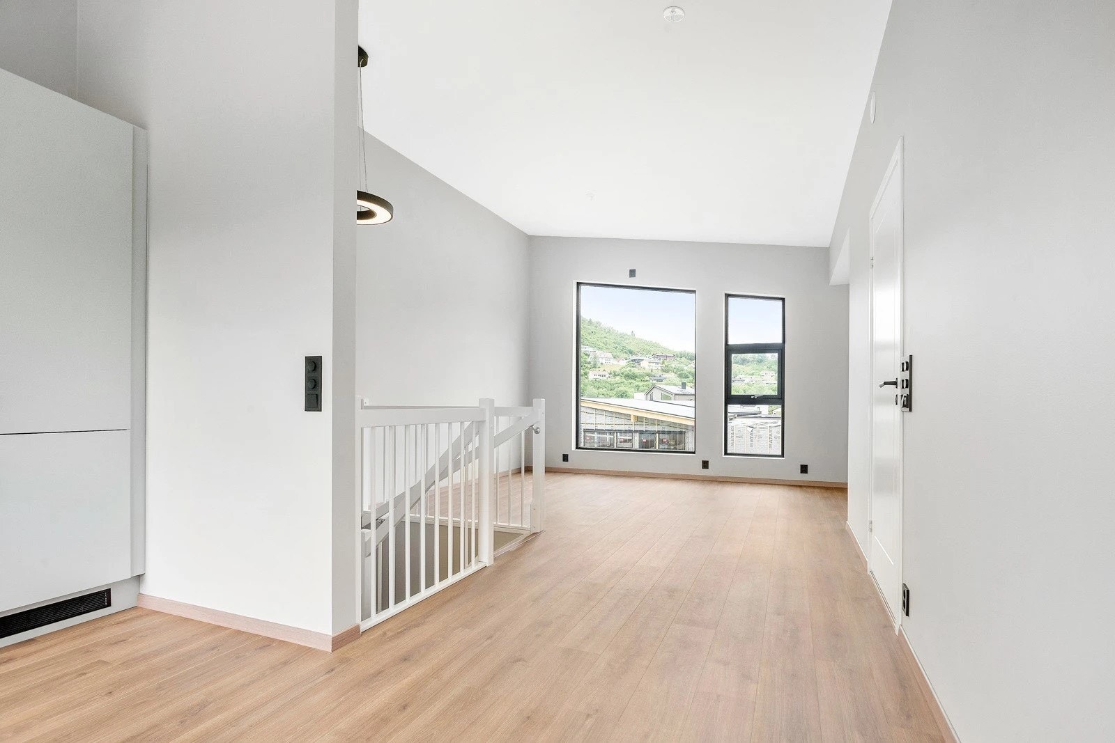 Stove/kjøkken i opa løysing i hovudetasjen; Utbyggjar legg til rette for fleksible løysingar, materialval og fargeval saman med kjøparane Galleribilde