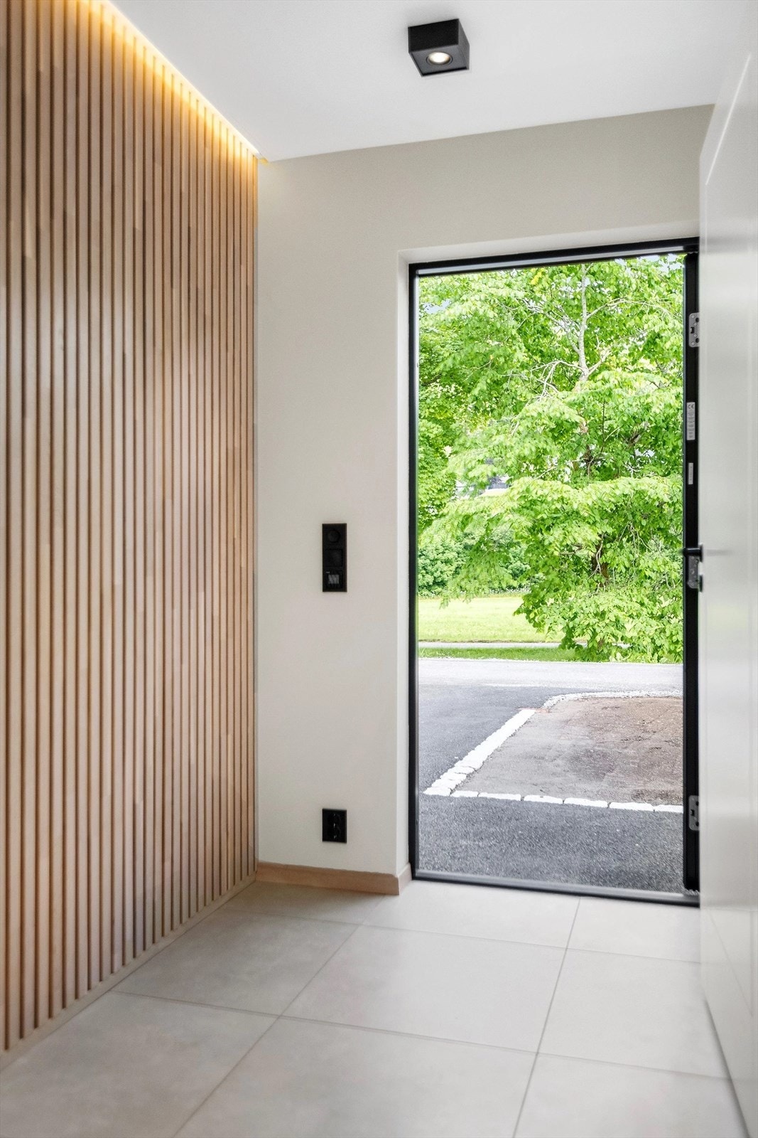 Det er design spottar i himling og LED-list langs himling i spileveggen Galleribilde