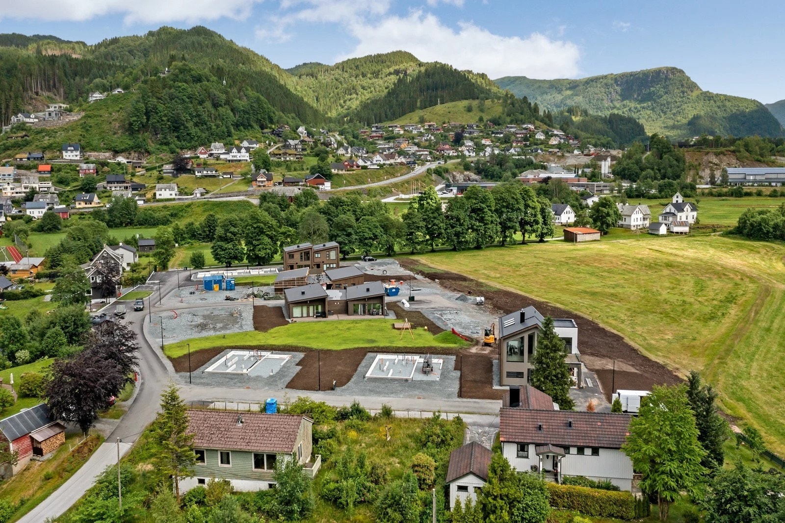 Feltet ligg fint til og solrikt til med kort avstand til sentrum, vgs, skule og barnehage Galleribilde