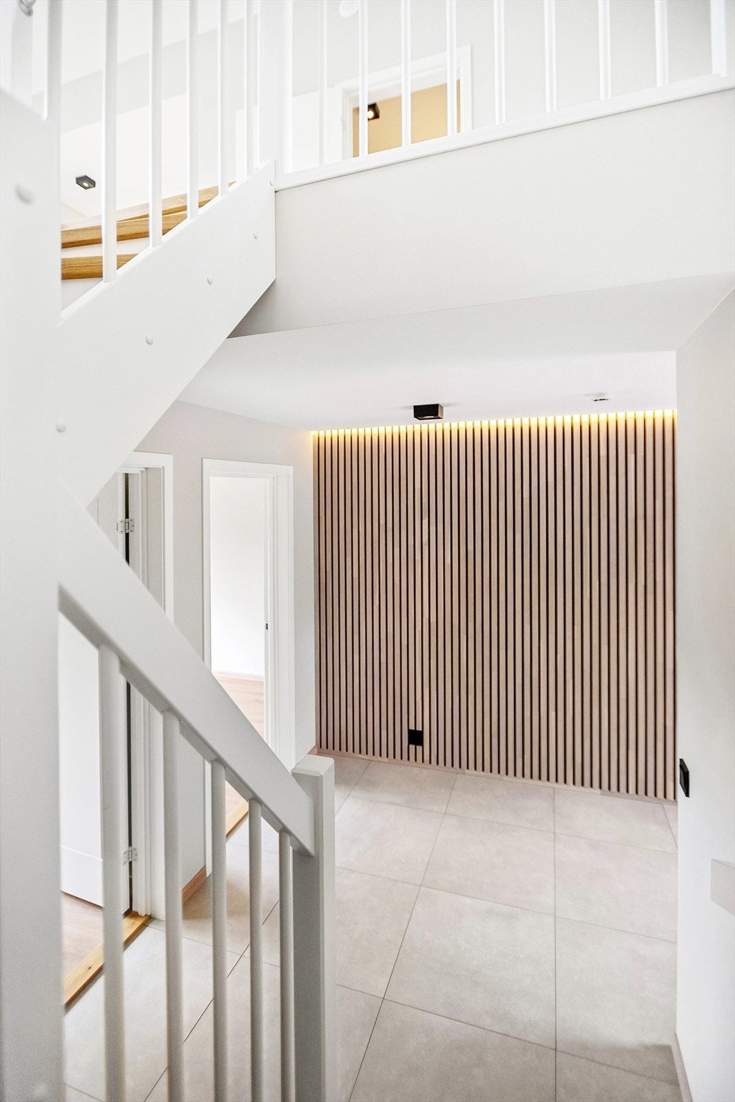 Trapp leiar opp til hovudetasjen Galleribilde