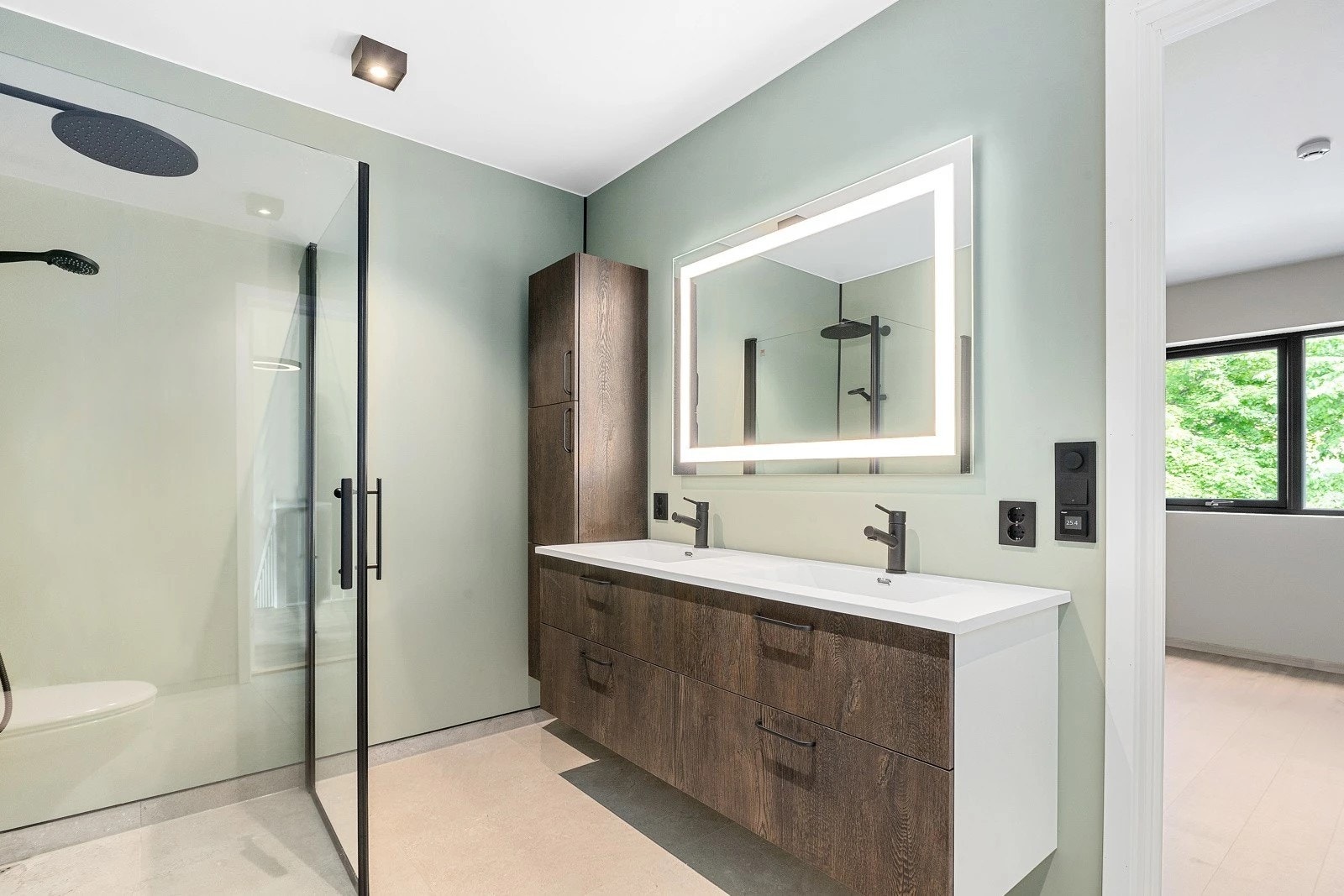 Lekkert hovudbad med enkel tilkomst til hovudsoverom Galleribilde