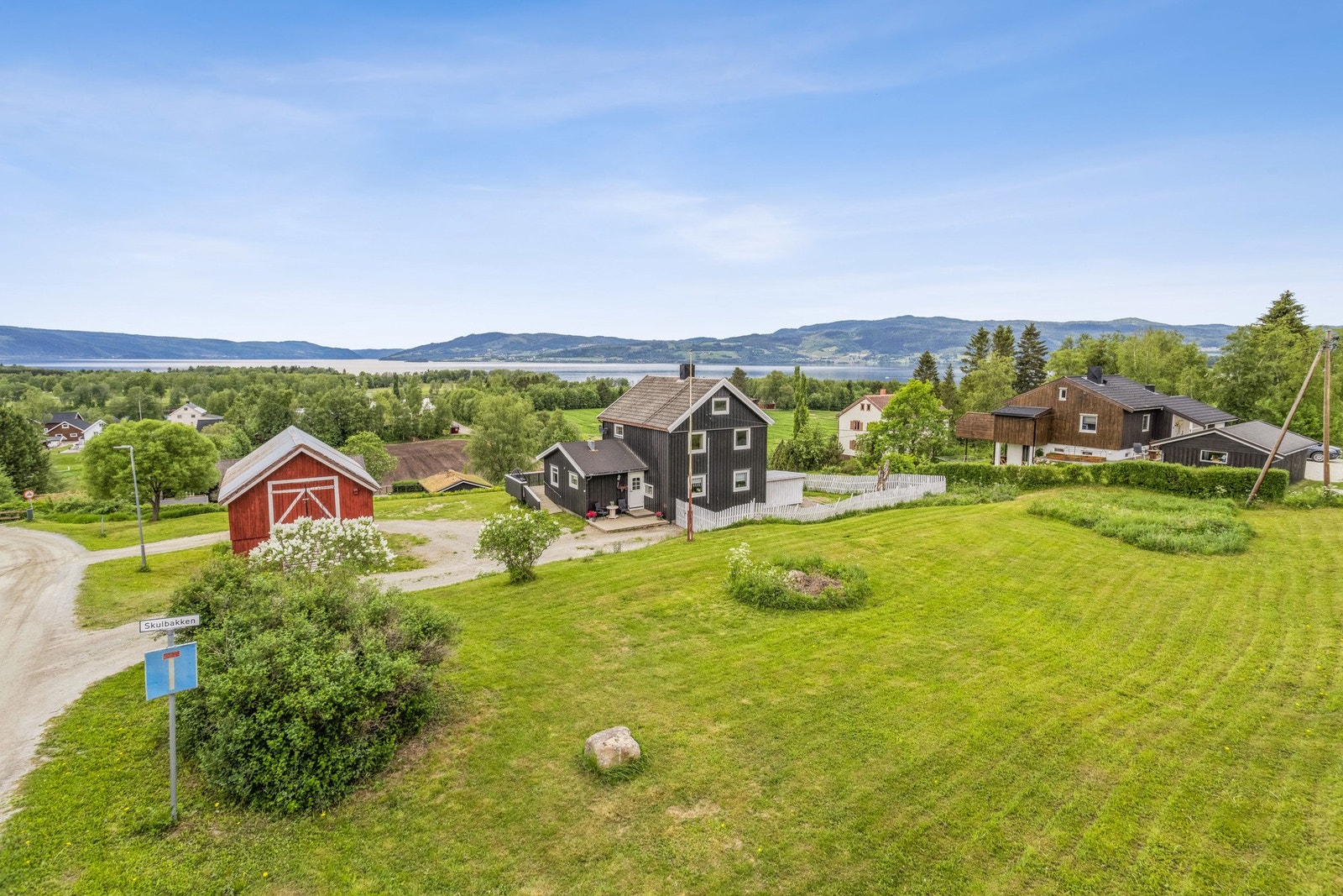 Bilde av tomta hvor boligen skal bygges. Her ligger du sentralt til, med fantastisk utsikt og svært gode solforhold. Galleribilde