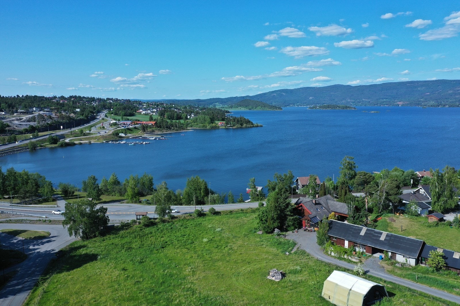 På motsatt side av Steinsfjorden finner man Krokskogen og Nordmarka med nydelige friluftsområder sommer som vinter med flotte tur- og skiløyper. Galleribilde