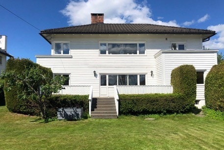 Fasade før innsetting av skyvedør og ombygging av terrasse. Galleribilde