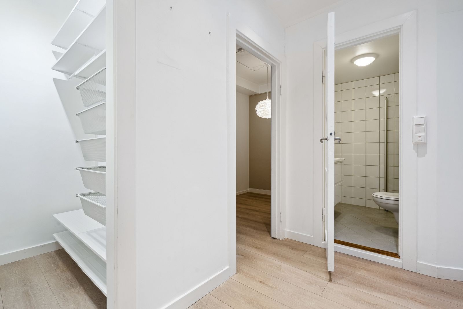 Garderoberom ved entré for ytterklær. Galleribilde