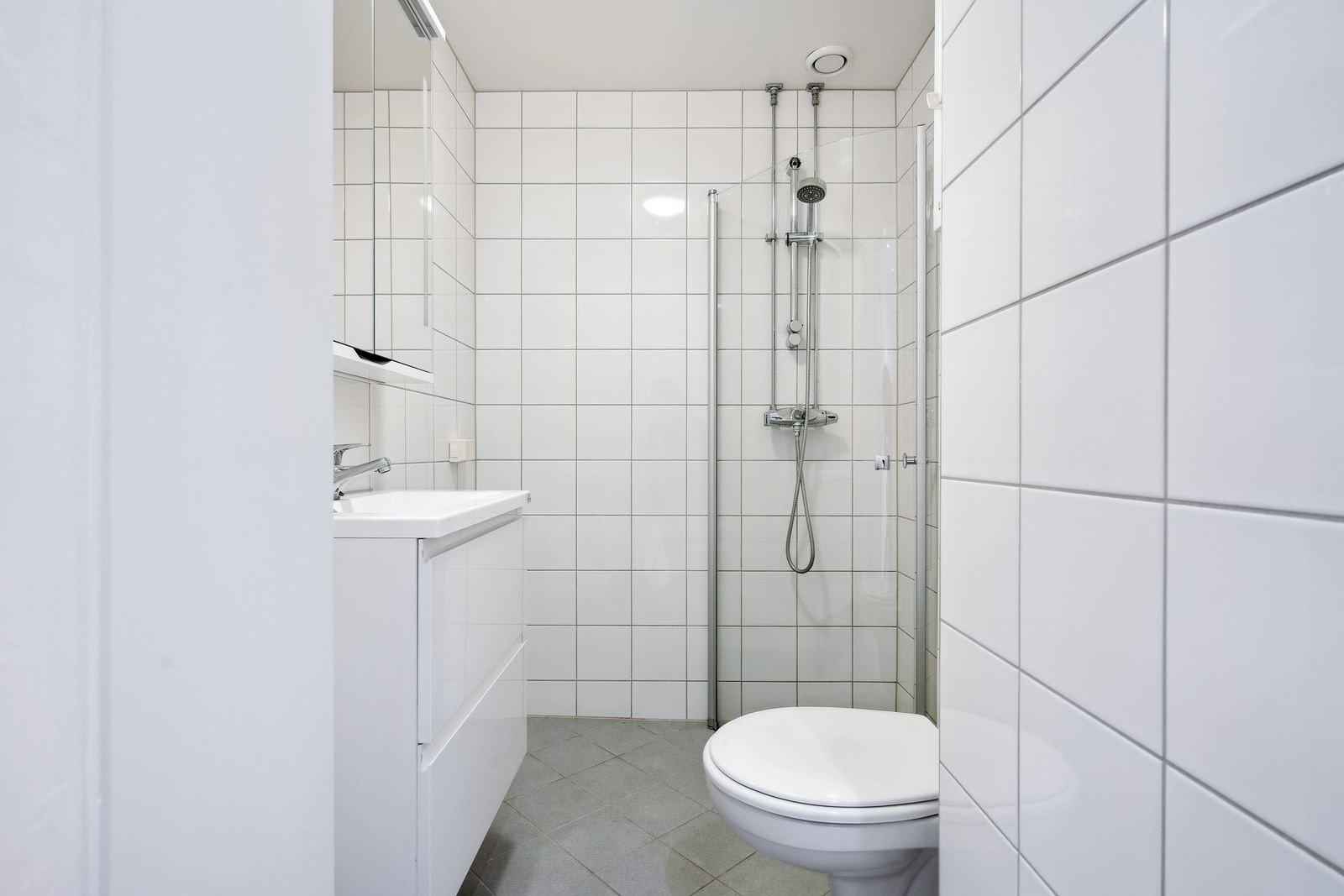 Baderom fra 2014. Inkluderer nylig installert vaskemaskin. Galleribilde