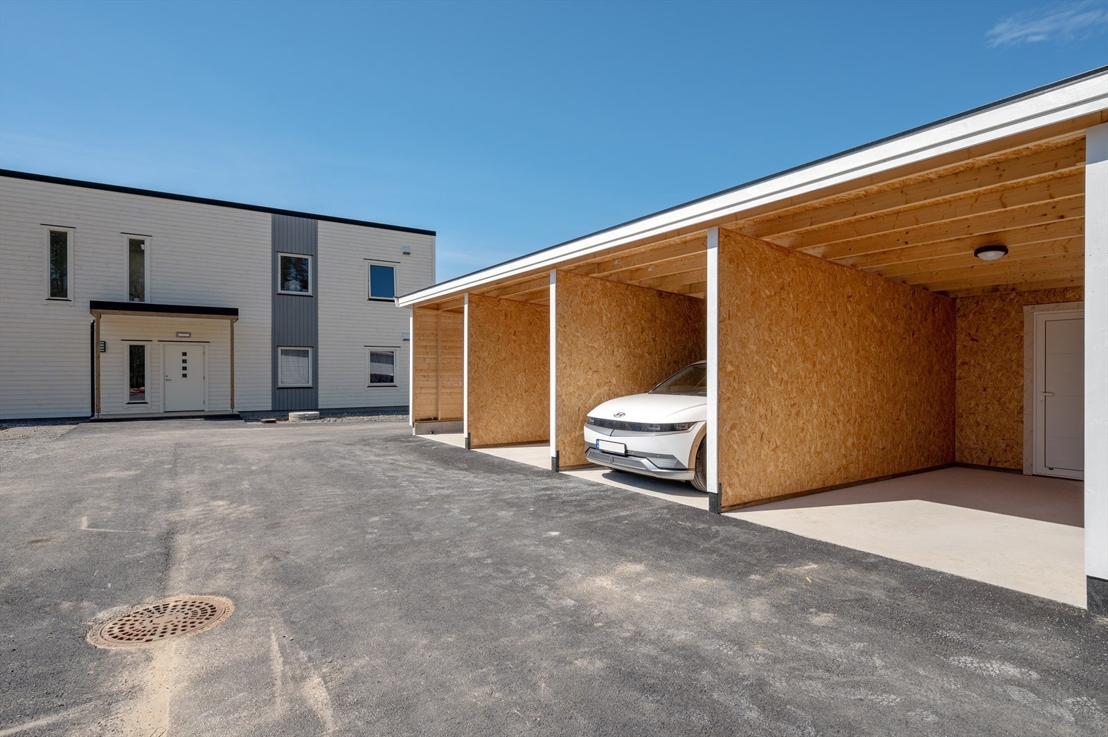 Parkering i carport plass i felles carport anlegg (bilde hentet fra nabobolig). Galleribilde