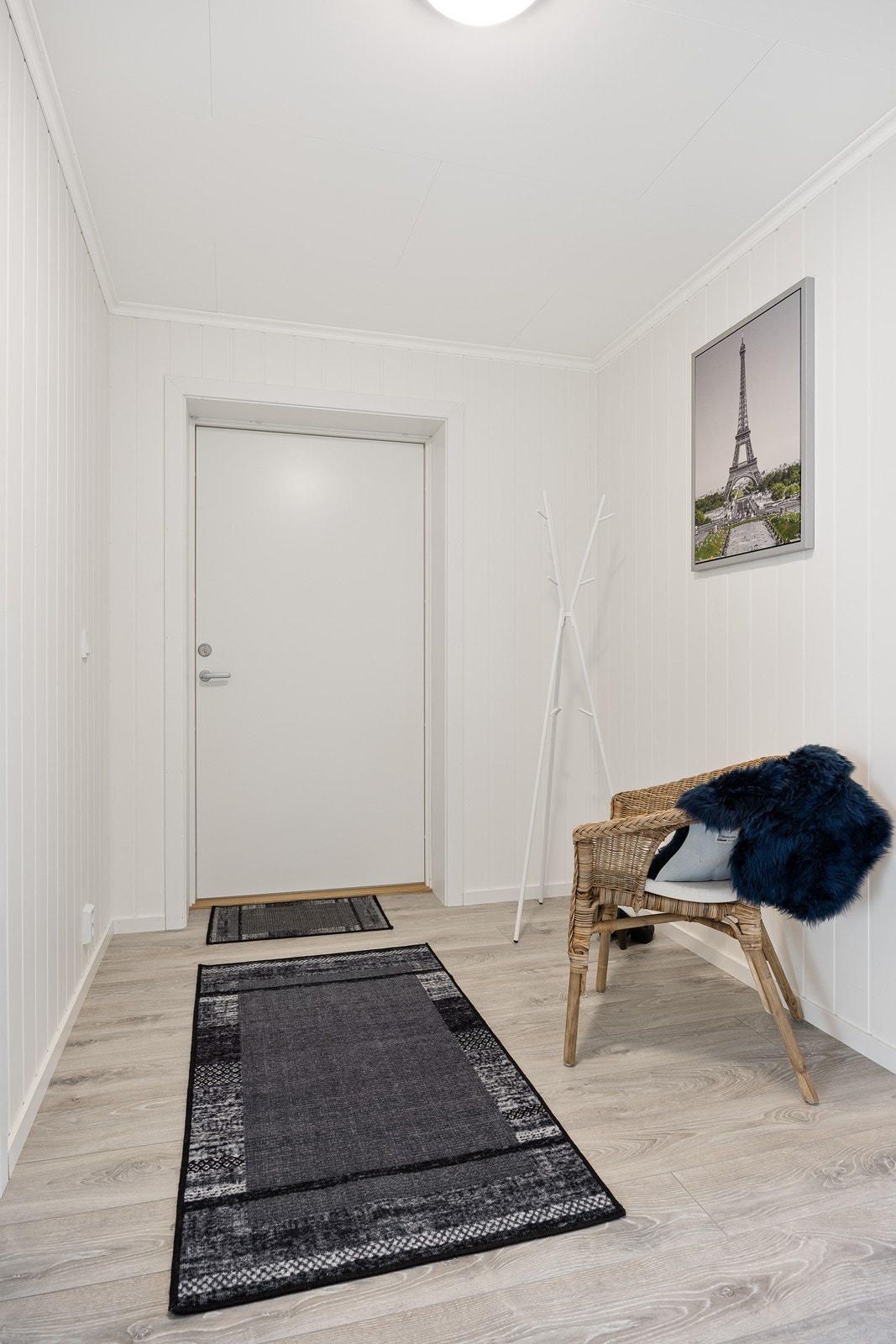 Entreen er lys og luftig. Her er det fin plass til garderobeskap. Galleribilde