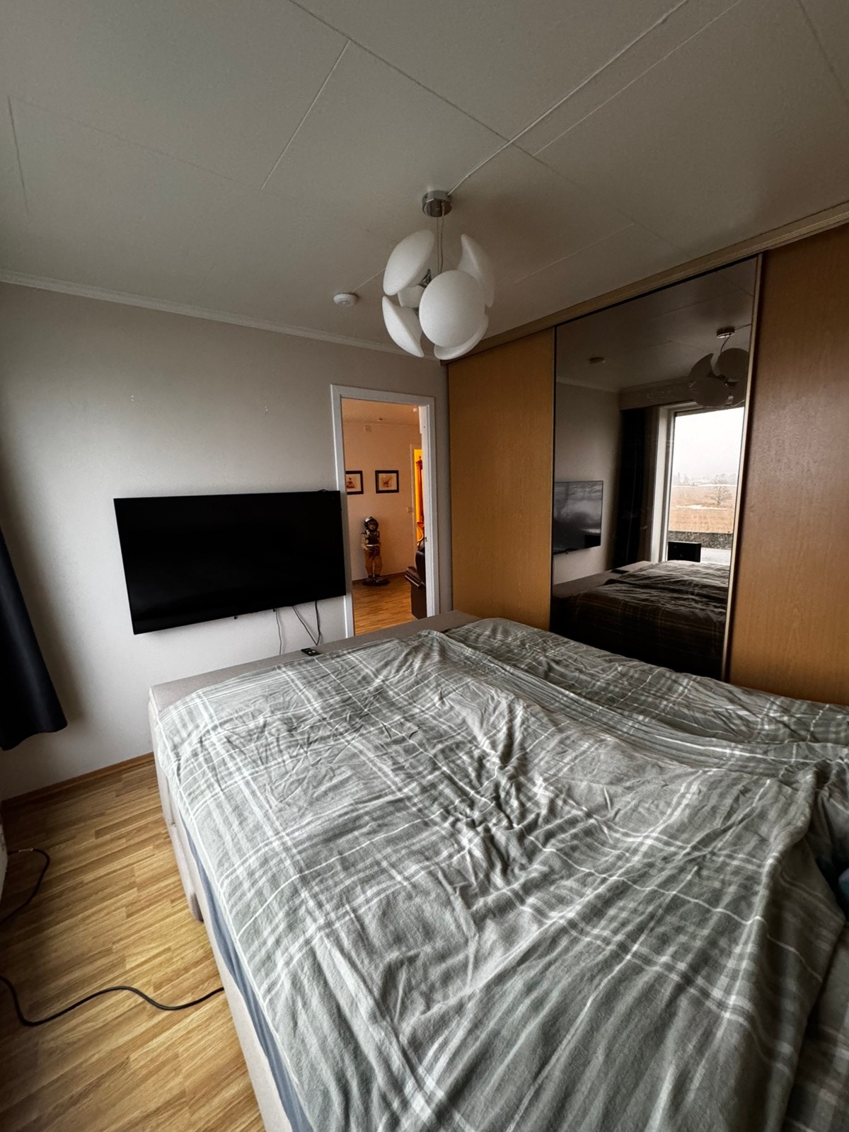 Soverom 1 med stor garderobe Galleribilde