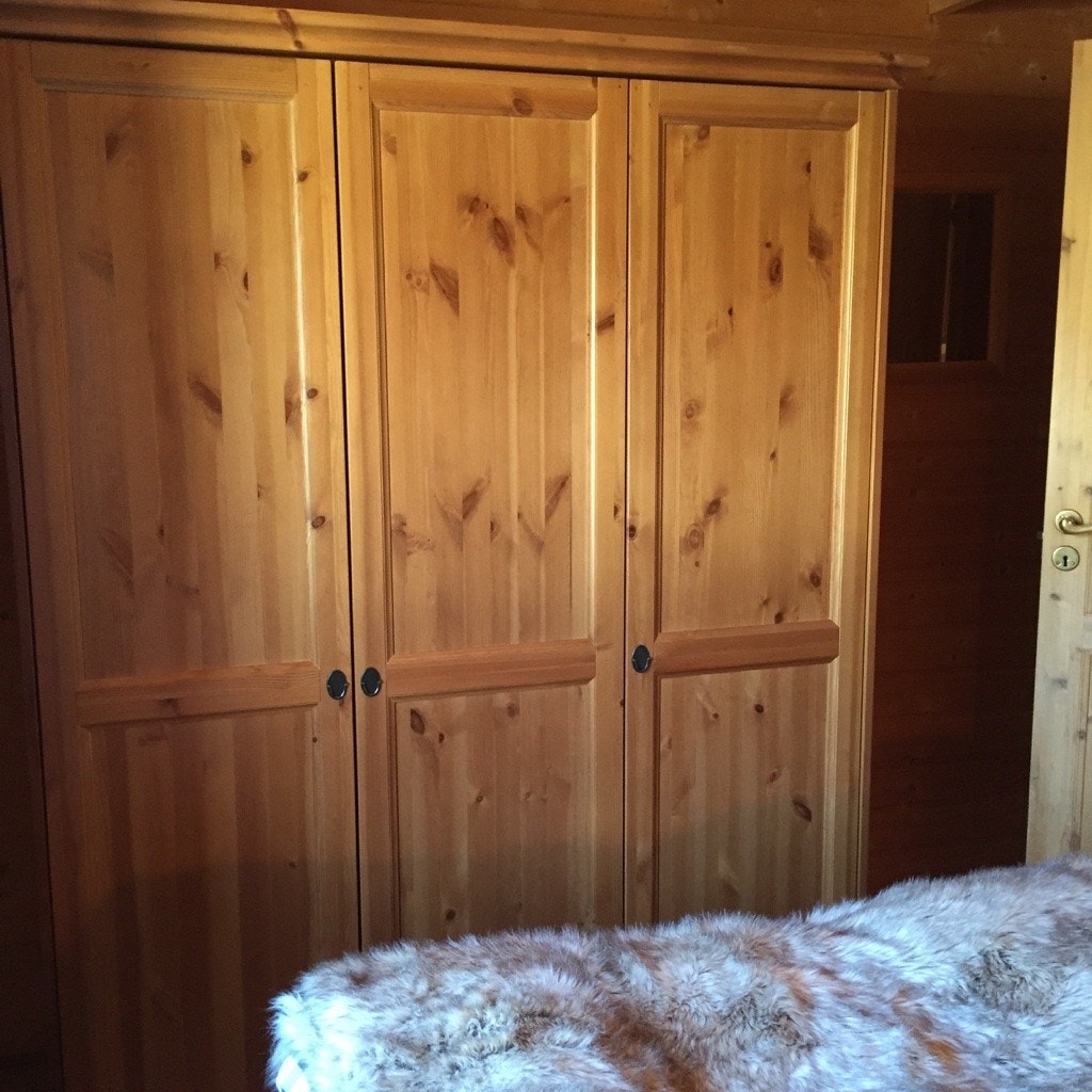 Stor garderobeplass på soverom Galleribilde