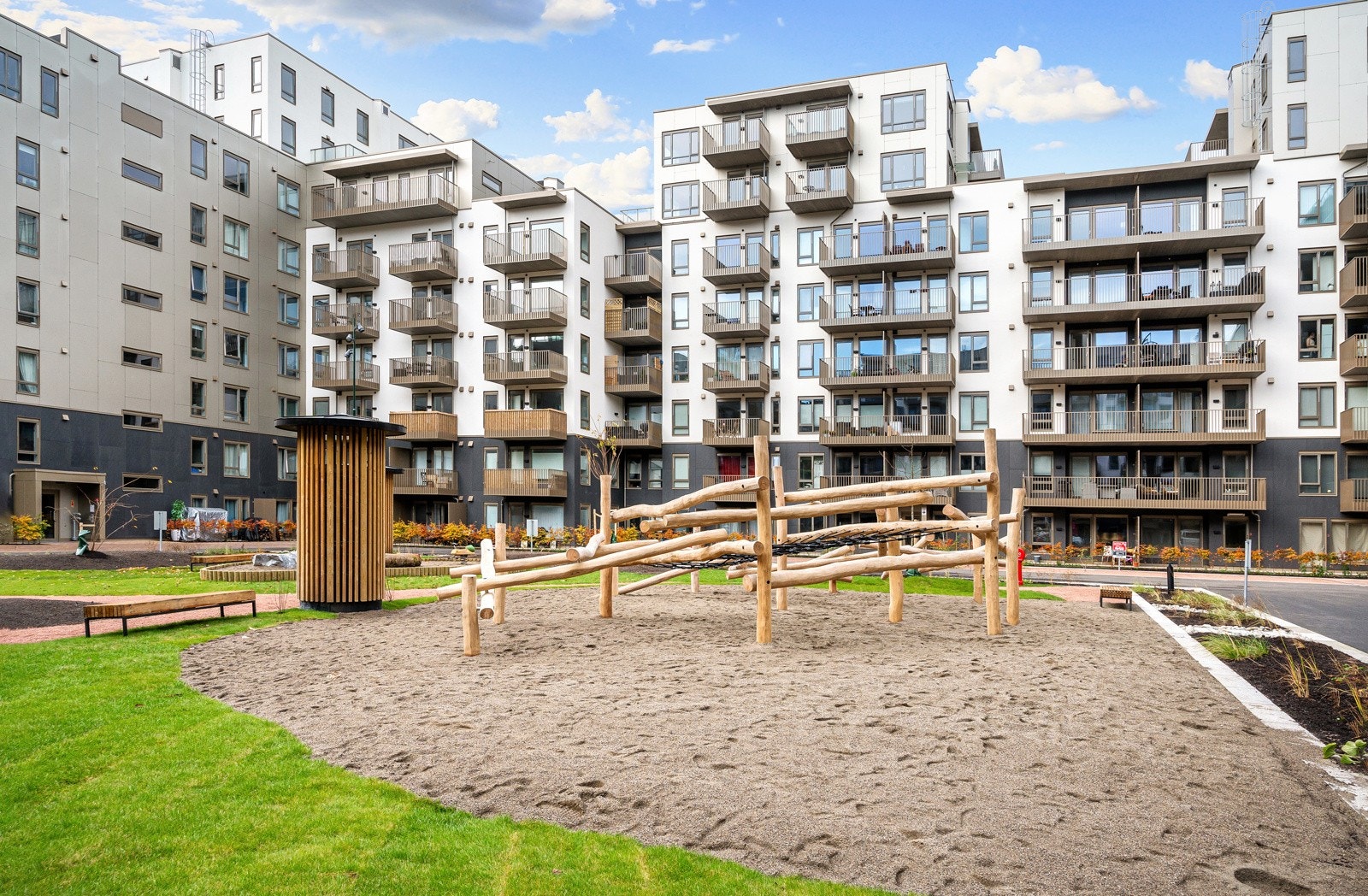 Her får du stor bakgård og tilgang på takterrasse, gjesteleilighet og felleslokale. Det er heis i alle bygg, garasjeplasser i kjelleren og godt med sykkelparkering. Galleribilde